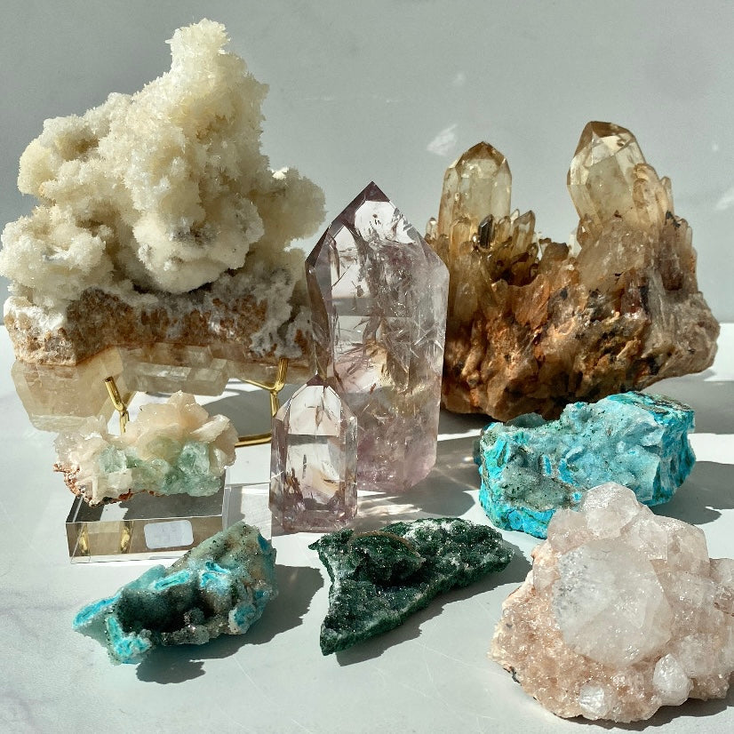 Amethyst mit UV-reaktivem Powellit zusammen mit einem Kundalini Citrin Cluster und druzy Malachit mit Quarz und Chrysocoll sowie Aragonit aus Mexiko