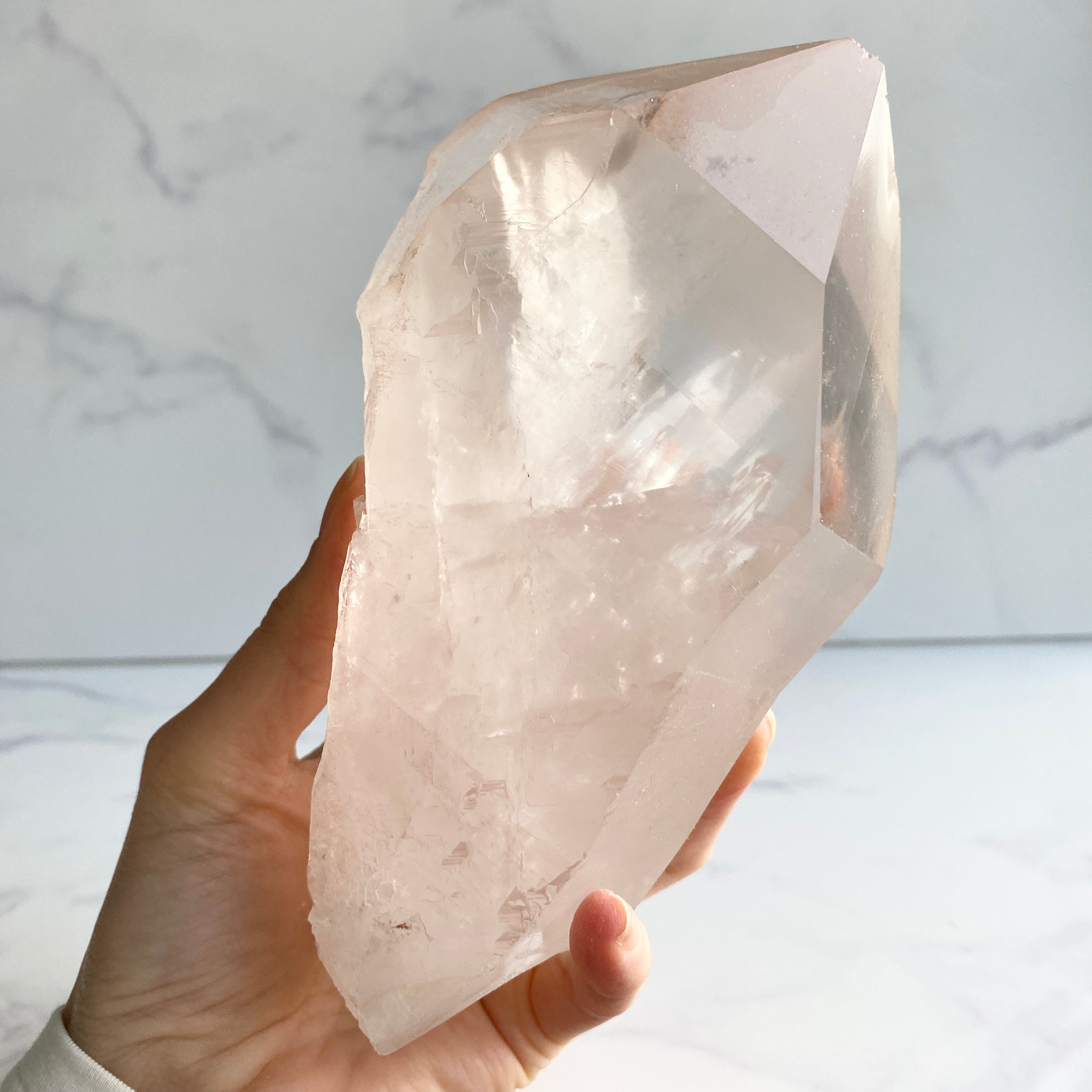 Bergkristall Naturspitze mit rosa Hämatit