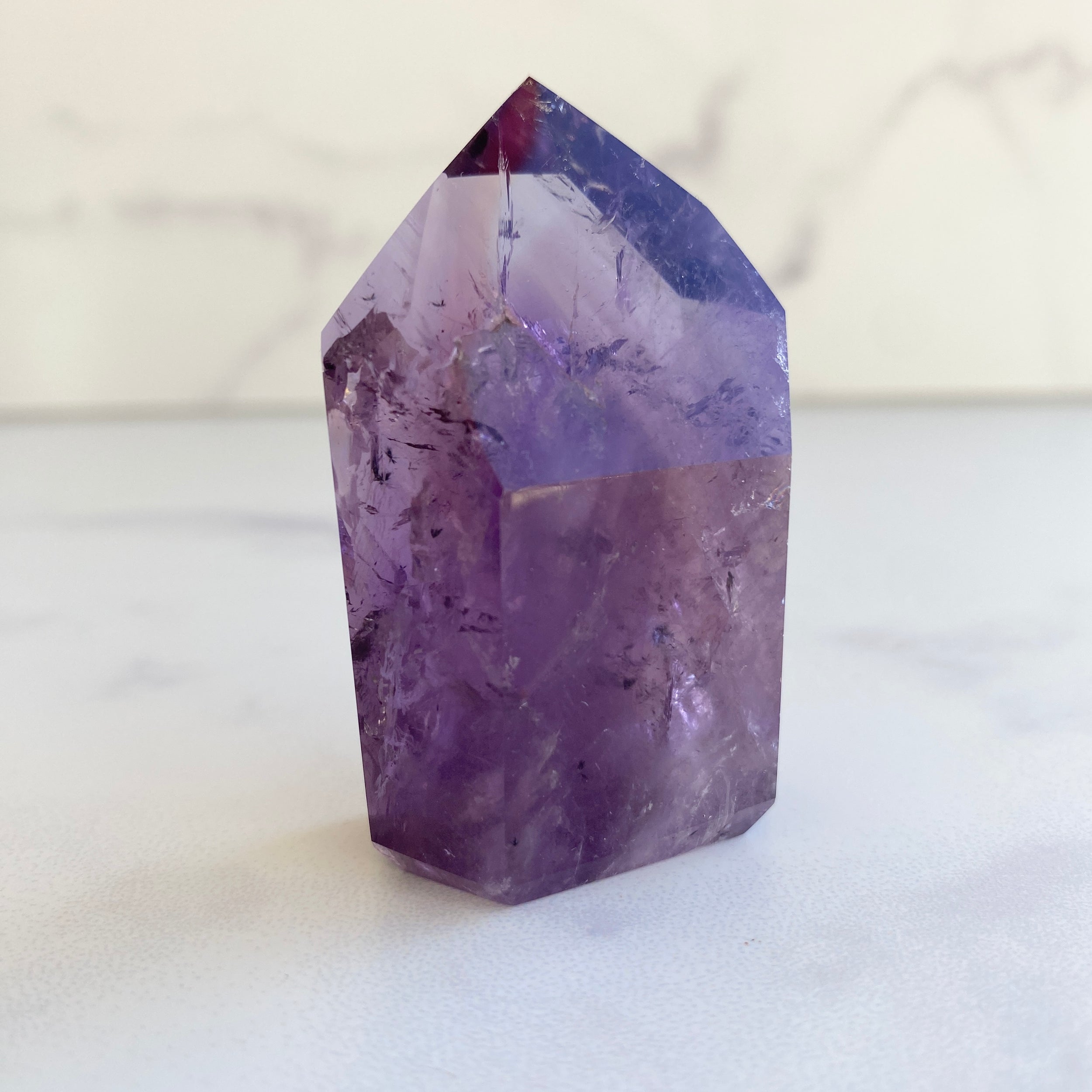 Klarer Amethyst Turm mit Hollanditeinschlüssen