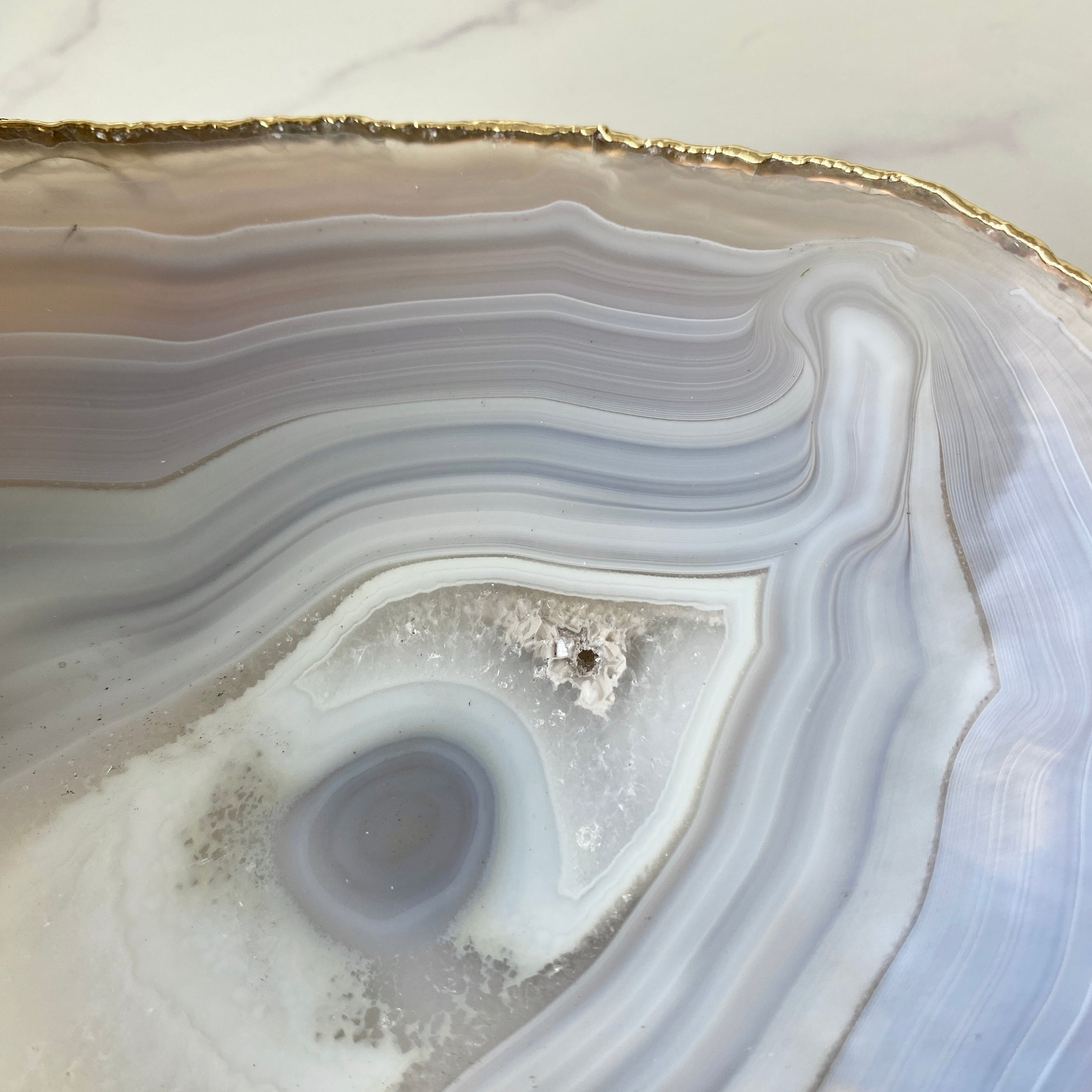große Schale aus Achat mit Goldrand