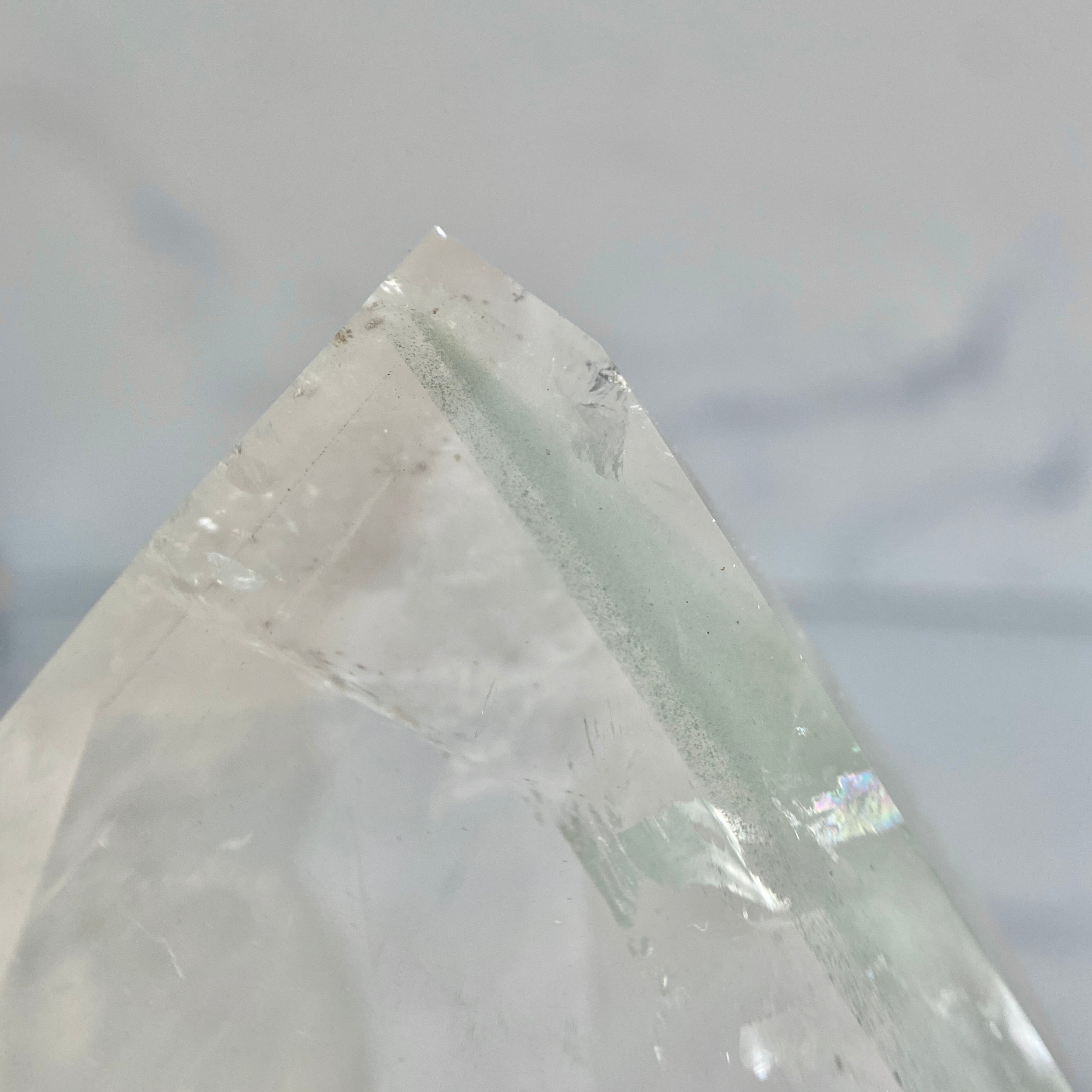 Bergkristall Turm mit grünen Chloritphantomen