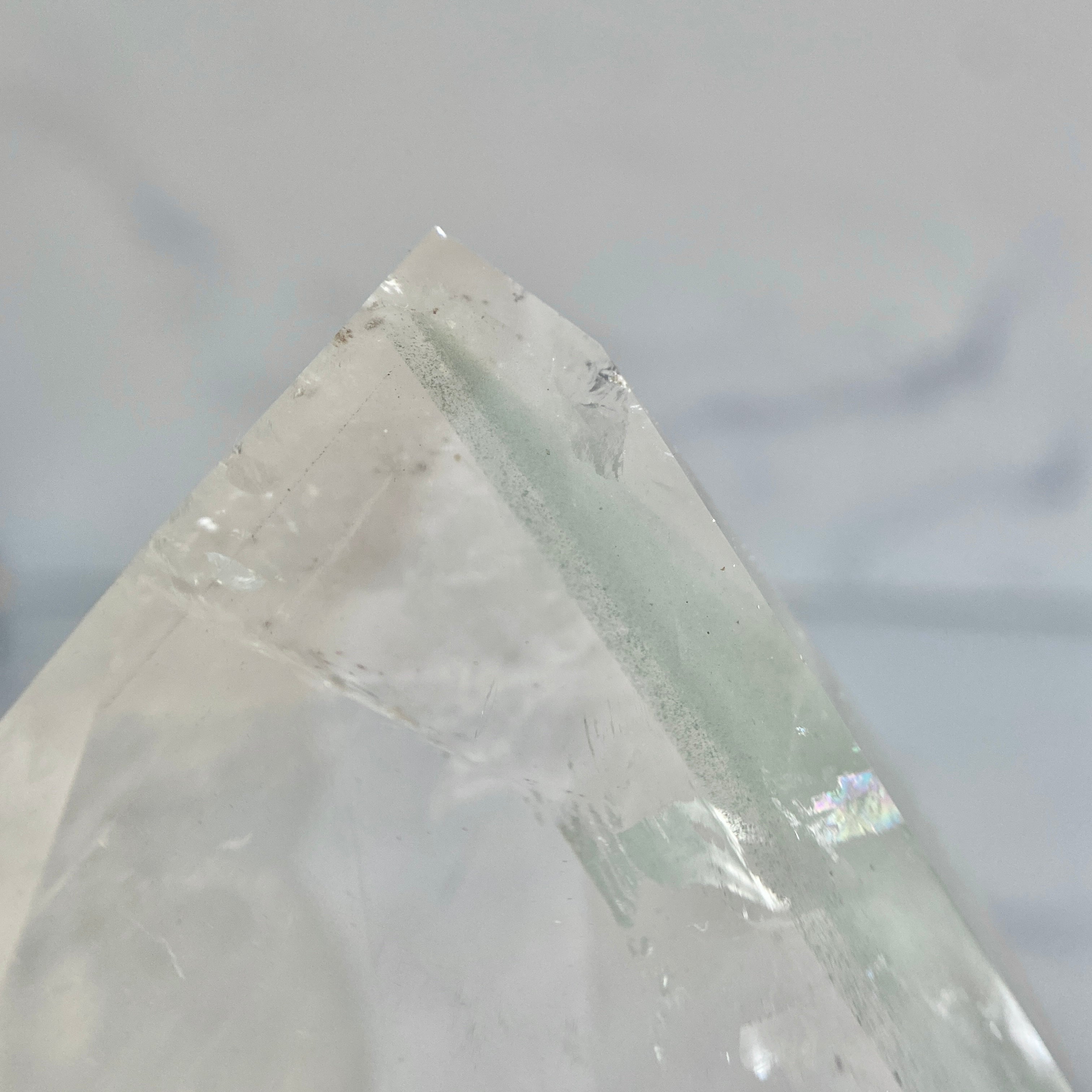 Bergkristall Turm mit grünen Chloritphantomen