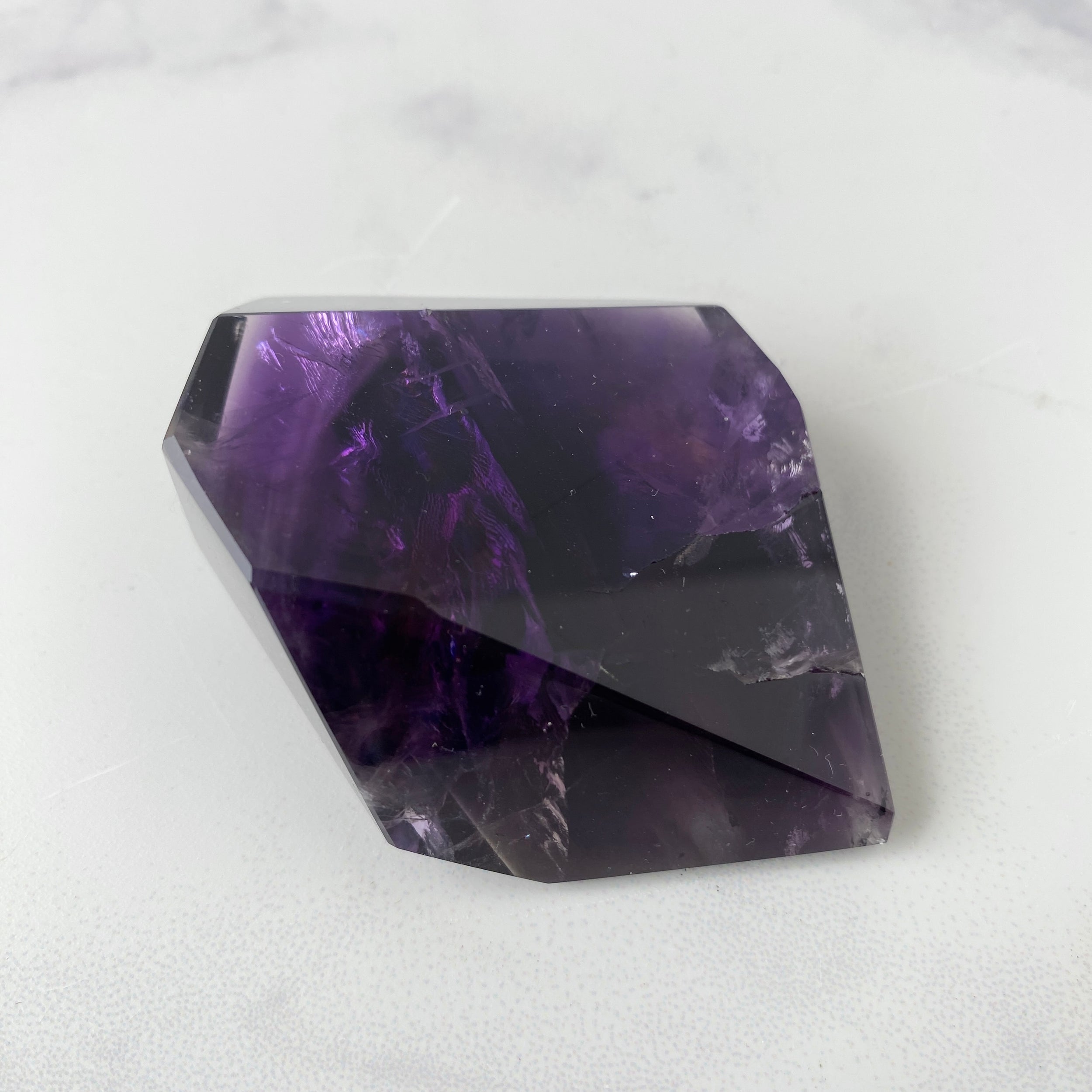 Amethyst Freiform in dunklem Lila