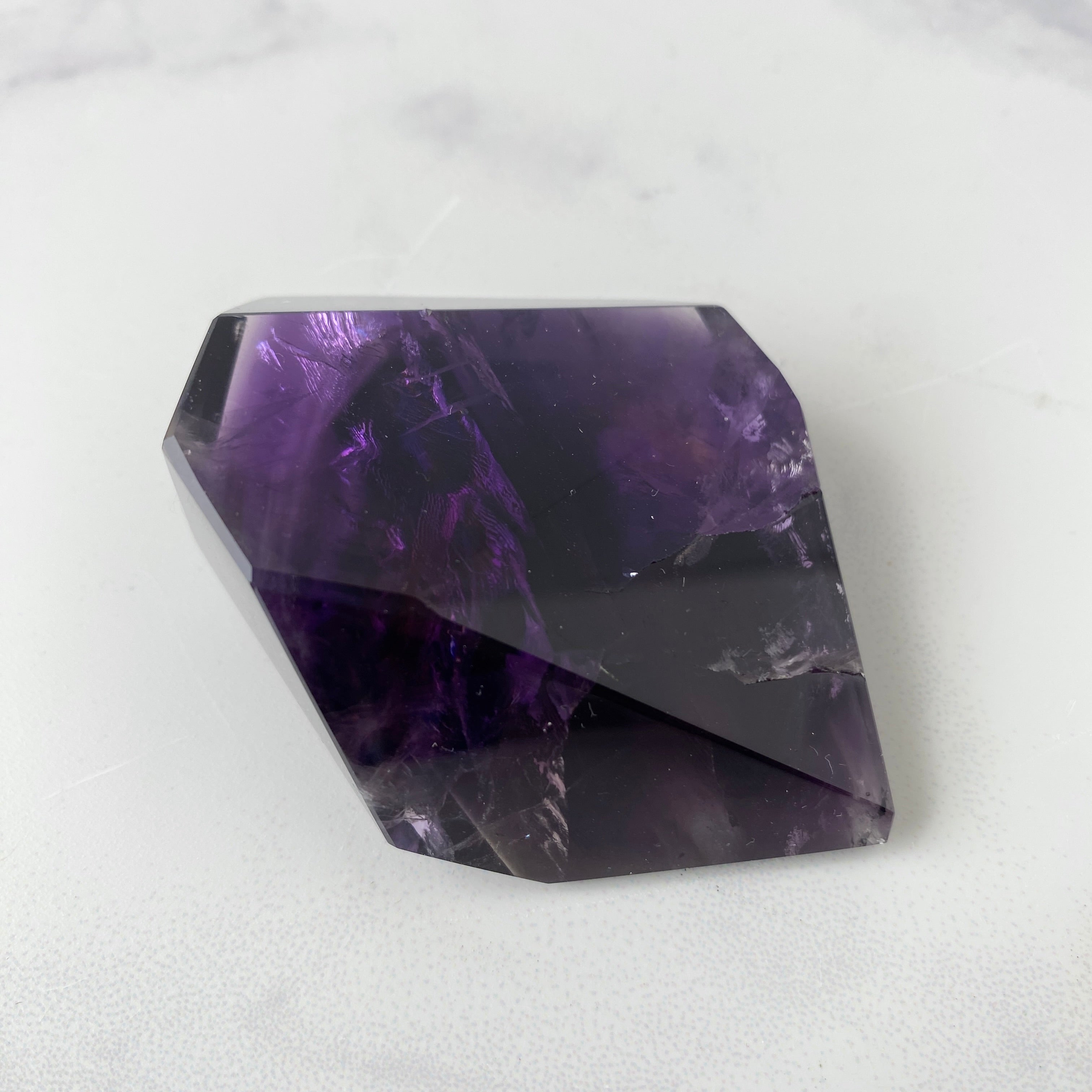 Amethyst Freiform in dunklem Lila