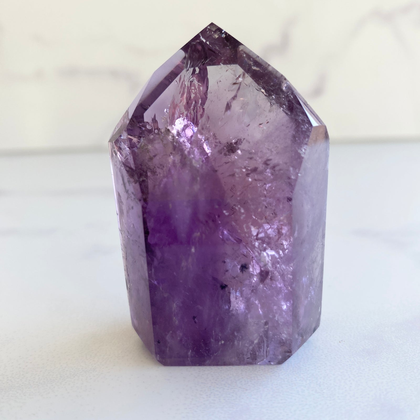 Klarer Amethyst Turm mit Hollanditeinschlüssen