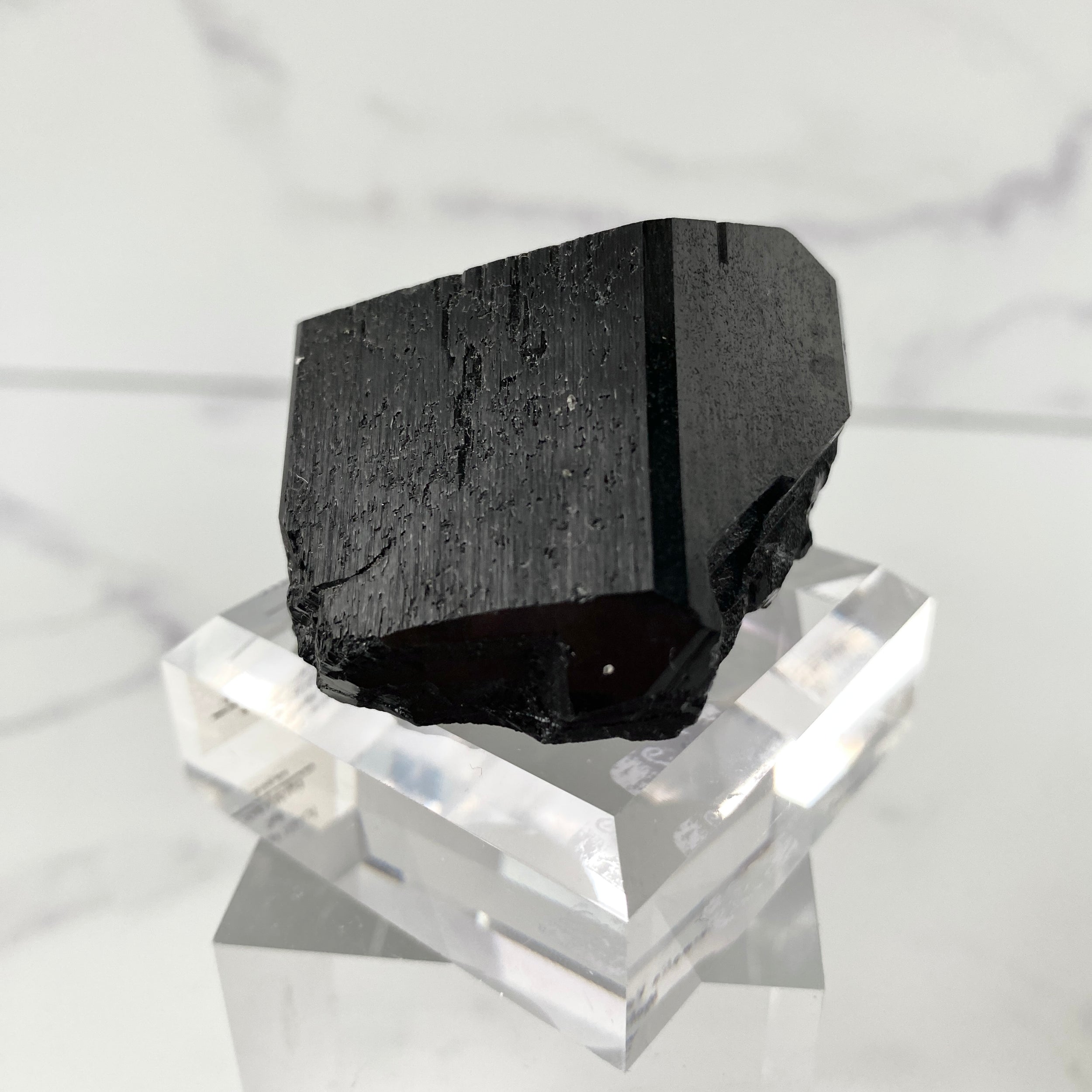 Turmalin (Schörl) mit uv-reaktivem Hyalit