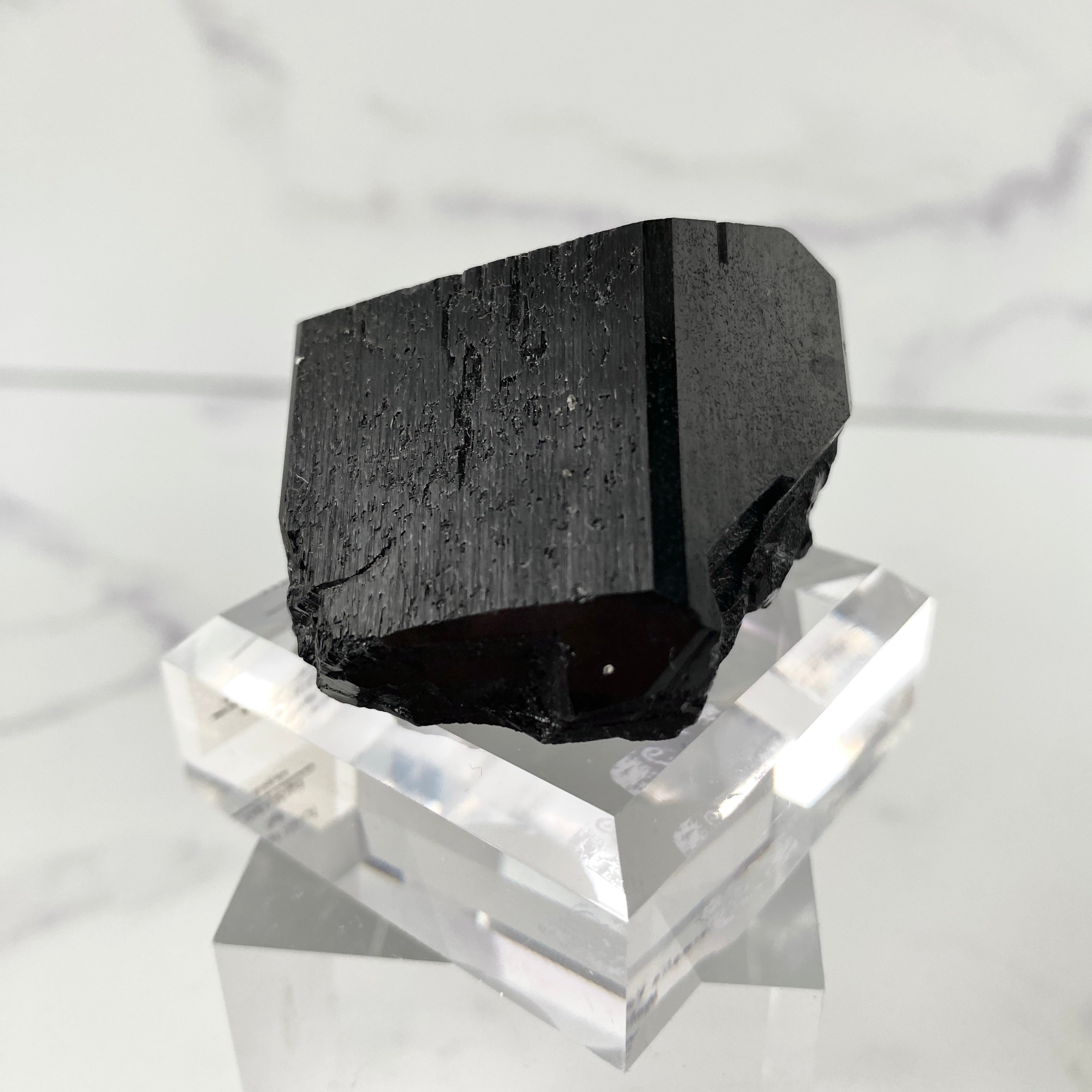 Turmalin (Schörl) mit uv-reaktivem Hyalit