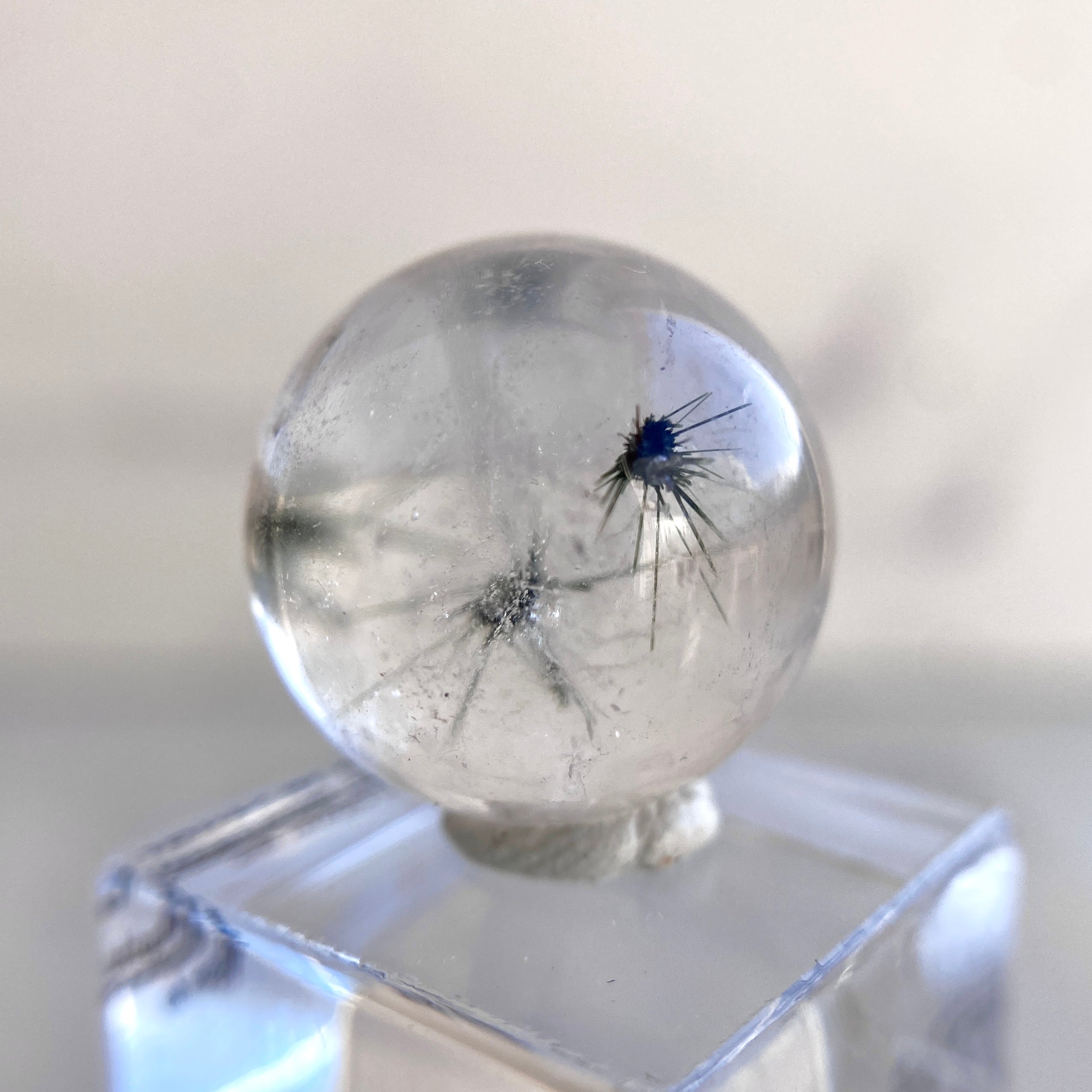 Kristallkugel mit Hollandit