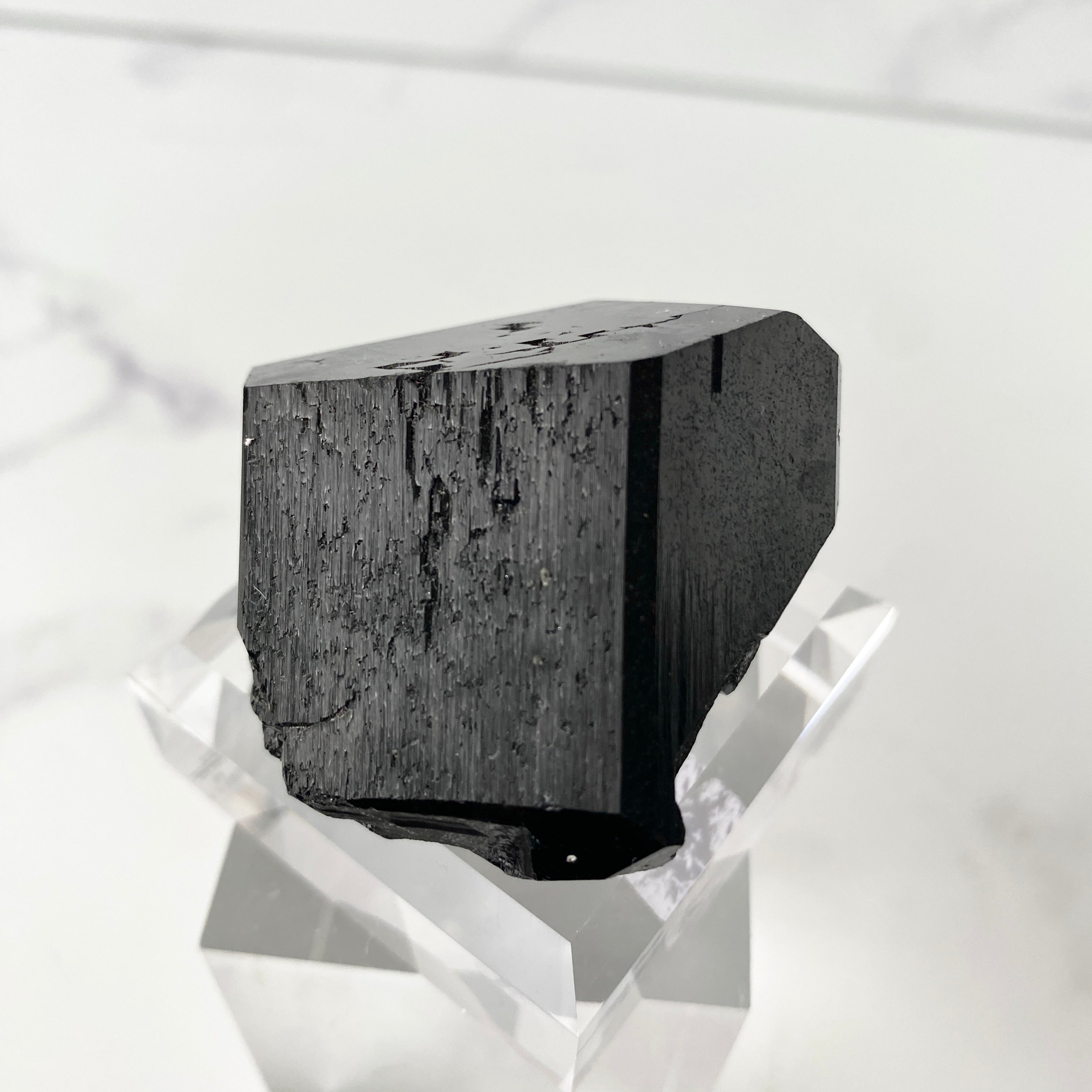 Turmalin (Schörl) mit uv-reaktivem Hyalit