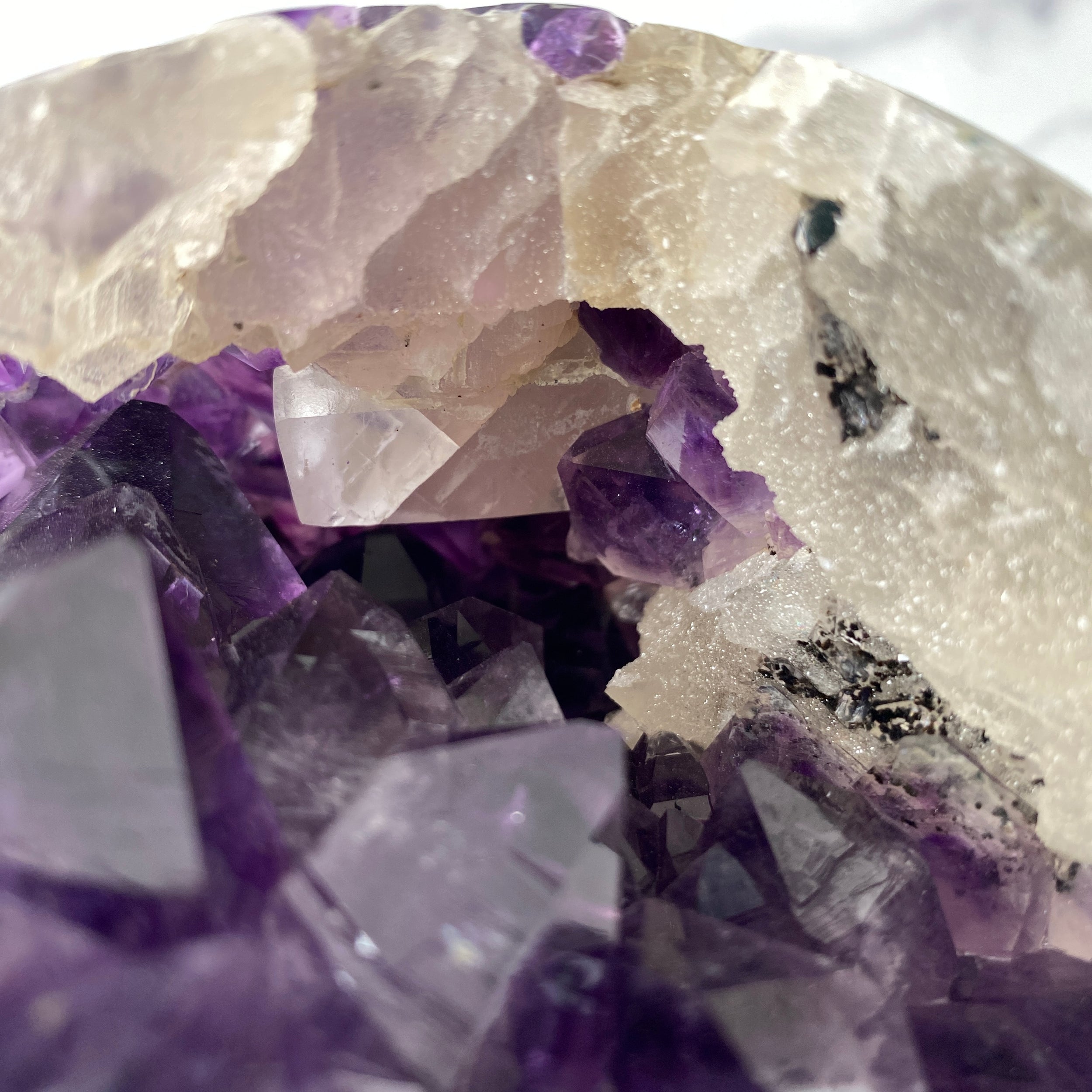 Große 13,5 cm sugar Calcit Amethyst Kugel, beleuchtbar
