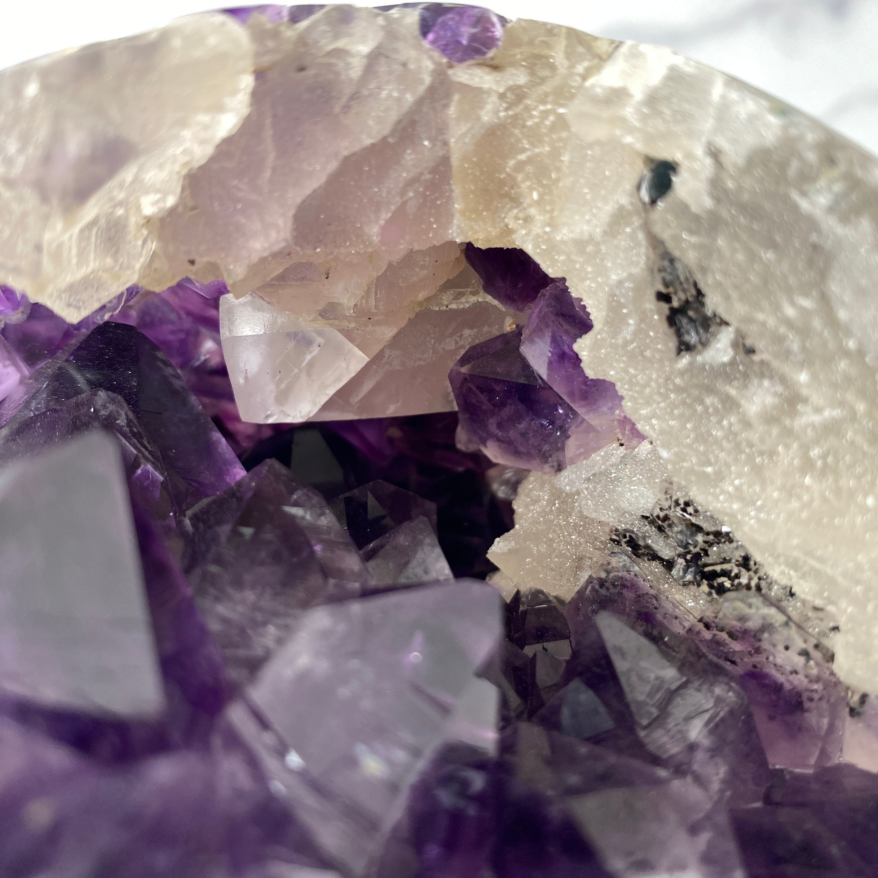 Große 13,5 cm sugar Calcit Amethyst Kugel, beleuchtbar