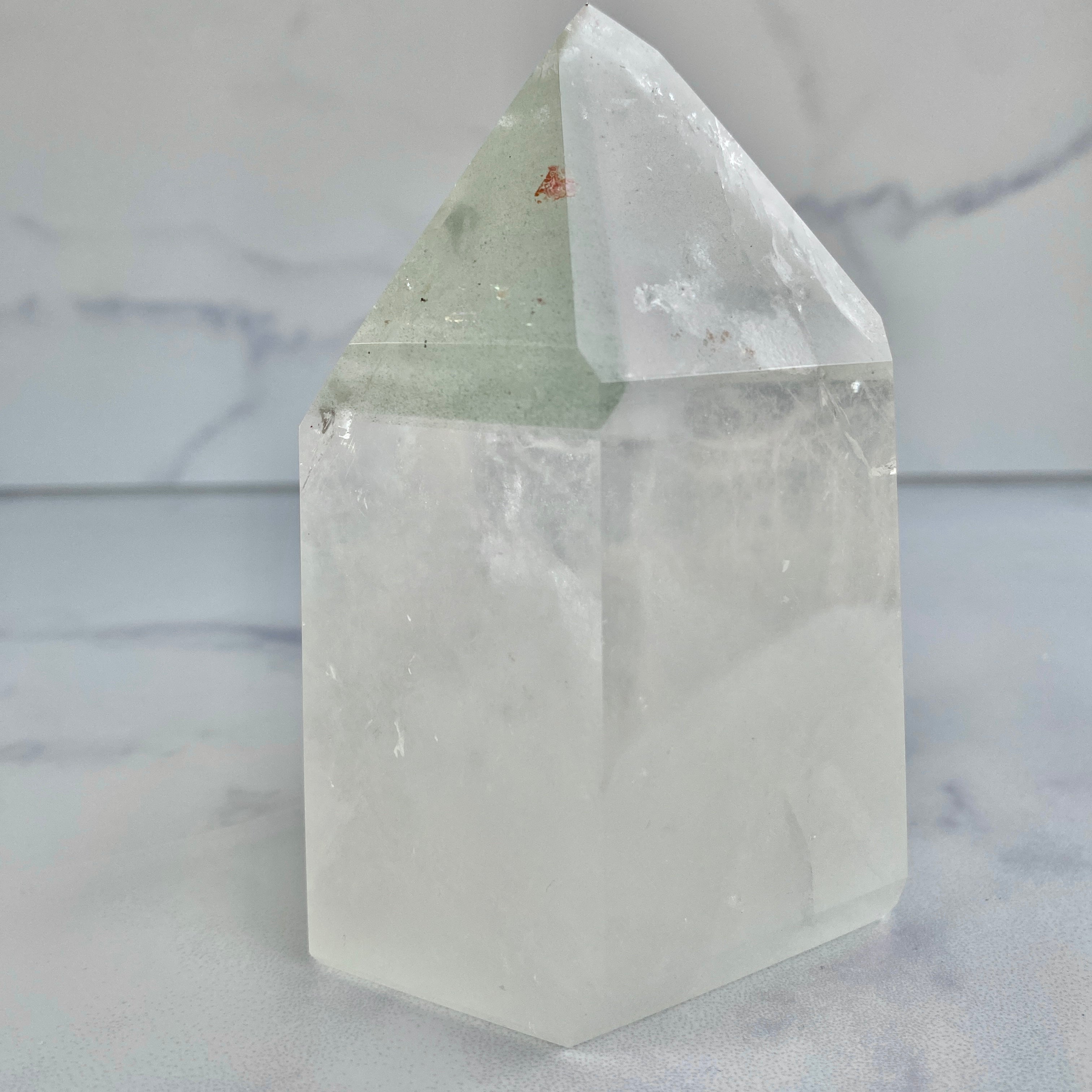 Bergkristall Turm mit grünen Chloritphantomen