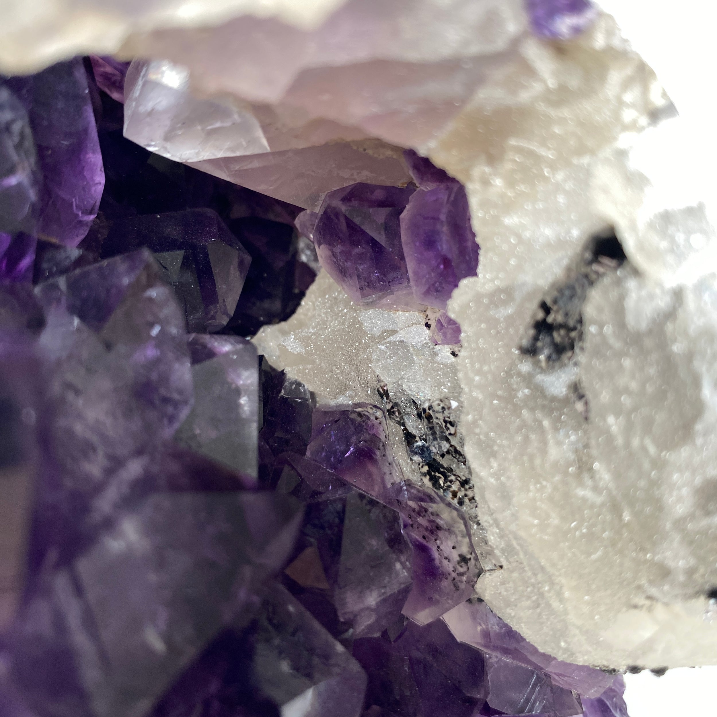 Große 13,5 cm sugar Calcit Amethyst Kugel, beleuchtbar