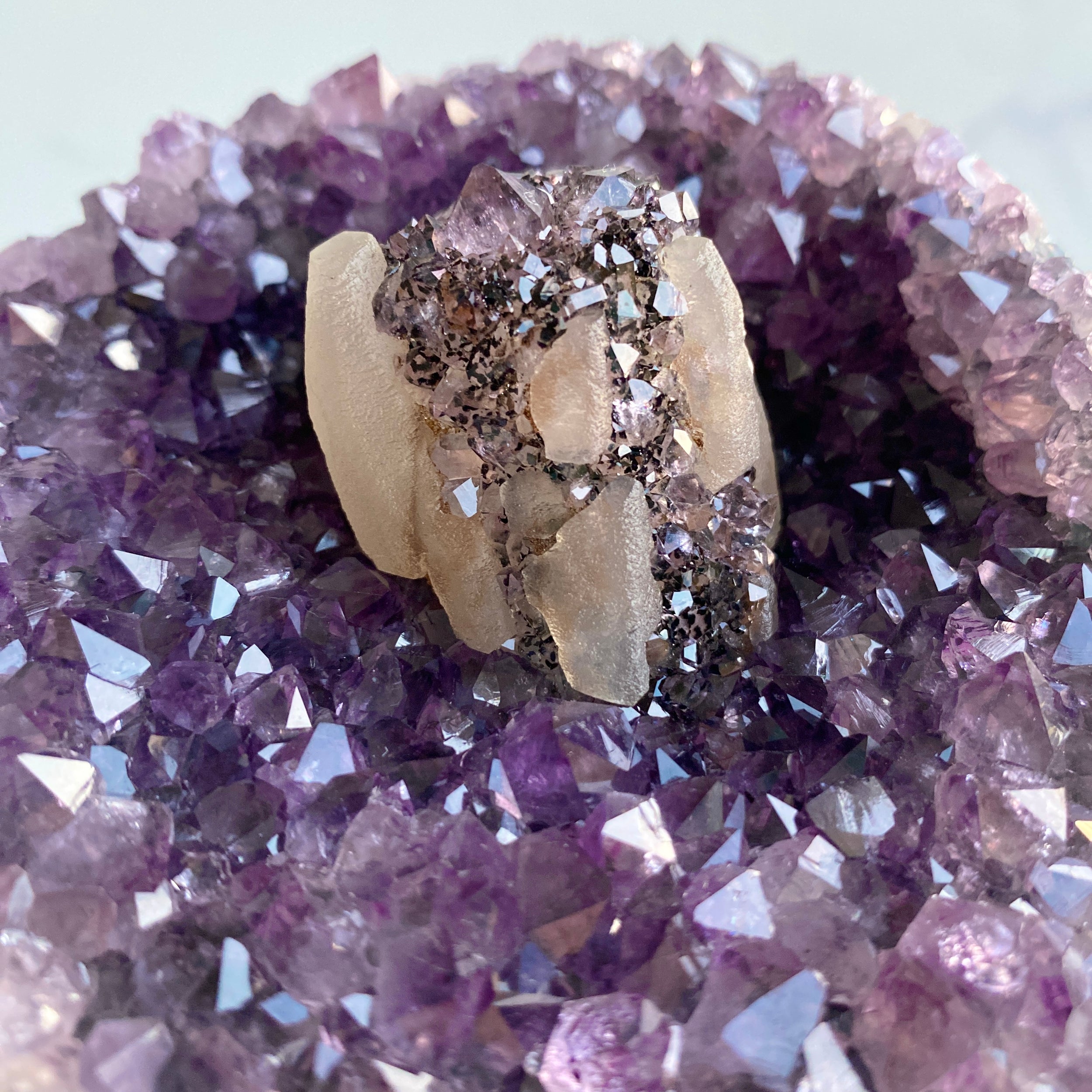 Amethyst Druse mit Calcit auf Ständer