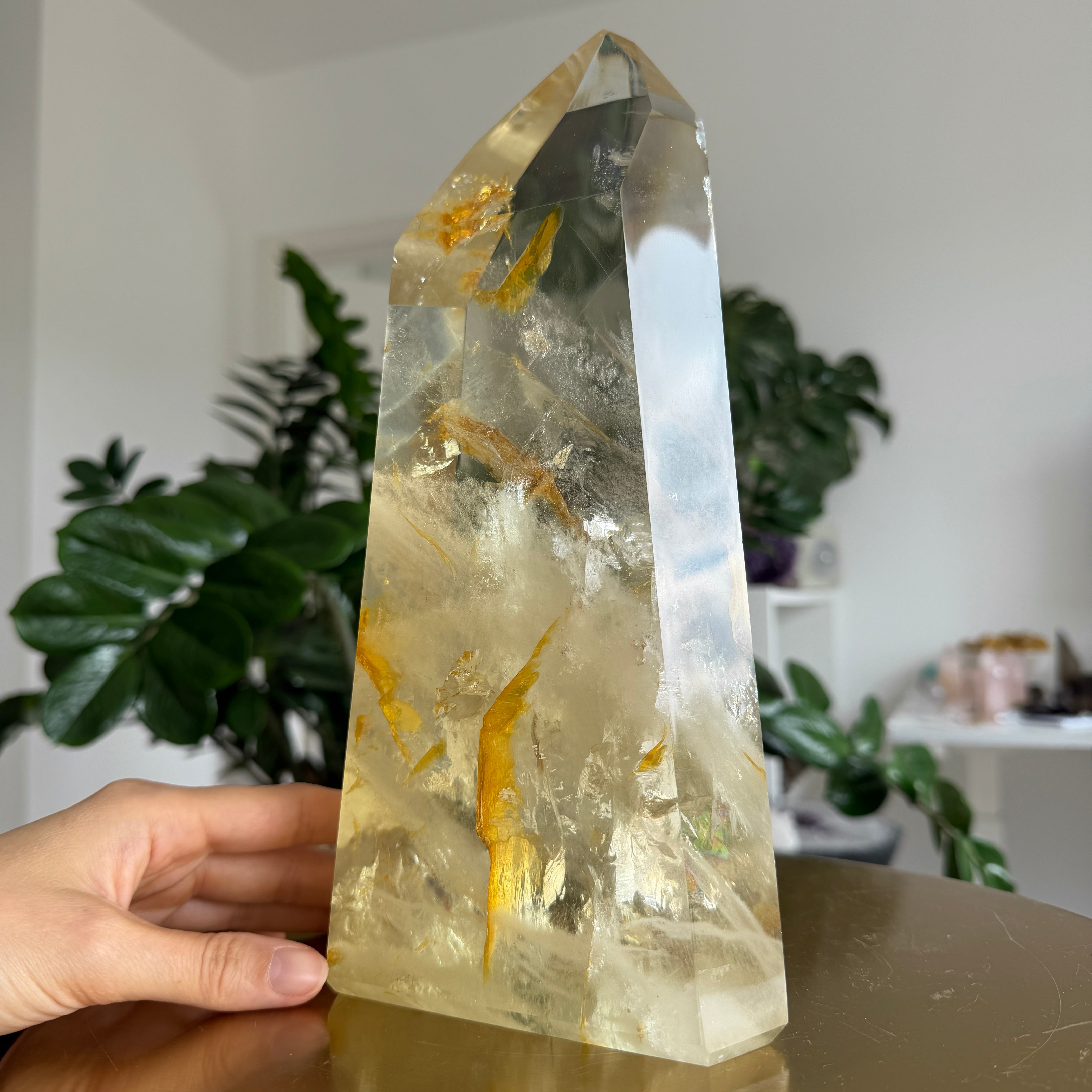 Großer Naturcitrin Obelisk mit Golden Healer aus Aracuai, Einzelstück, Wohnraumdekoration, Statement-Piece