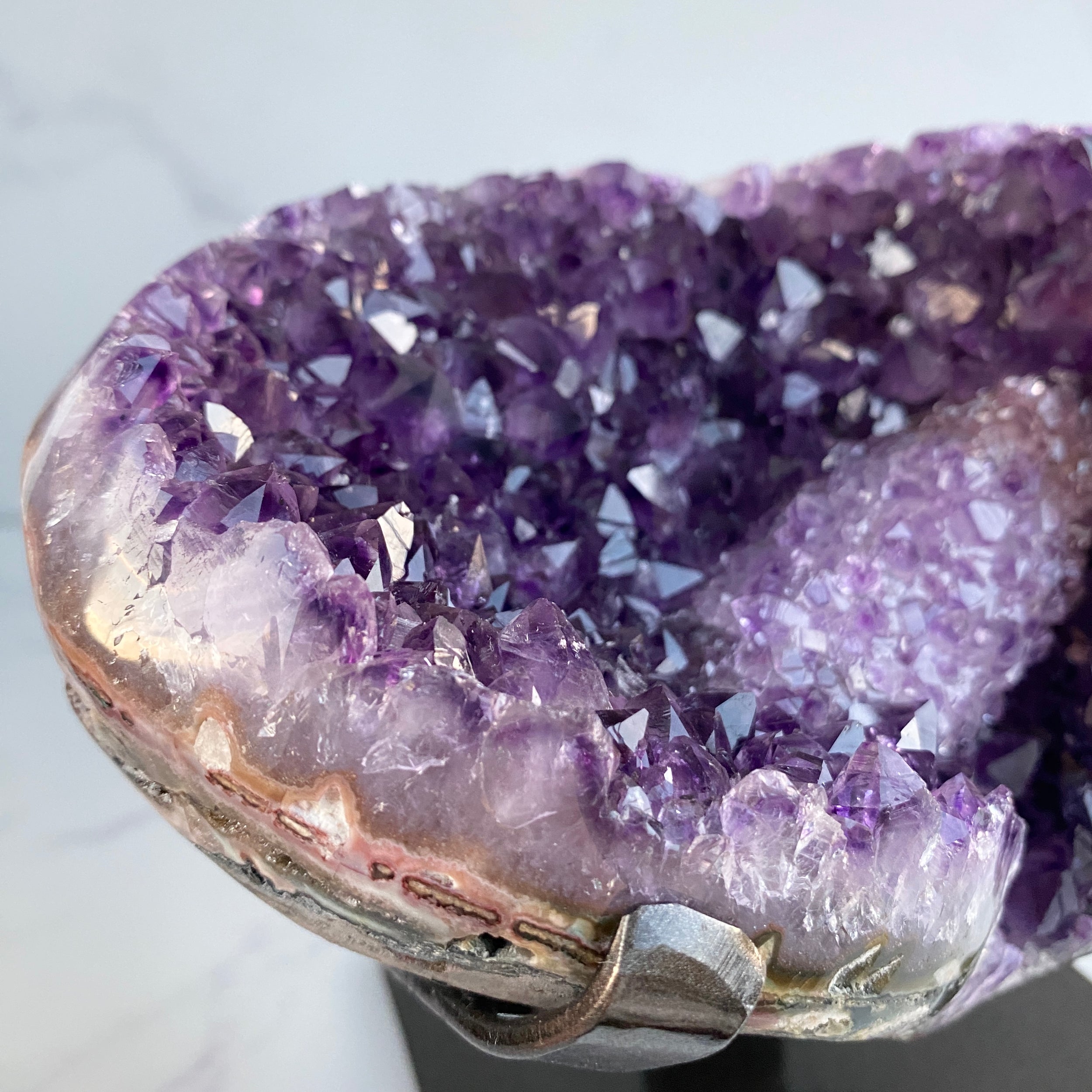 Große Amethyst Druse mit Calcit