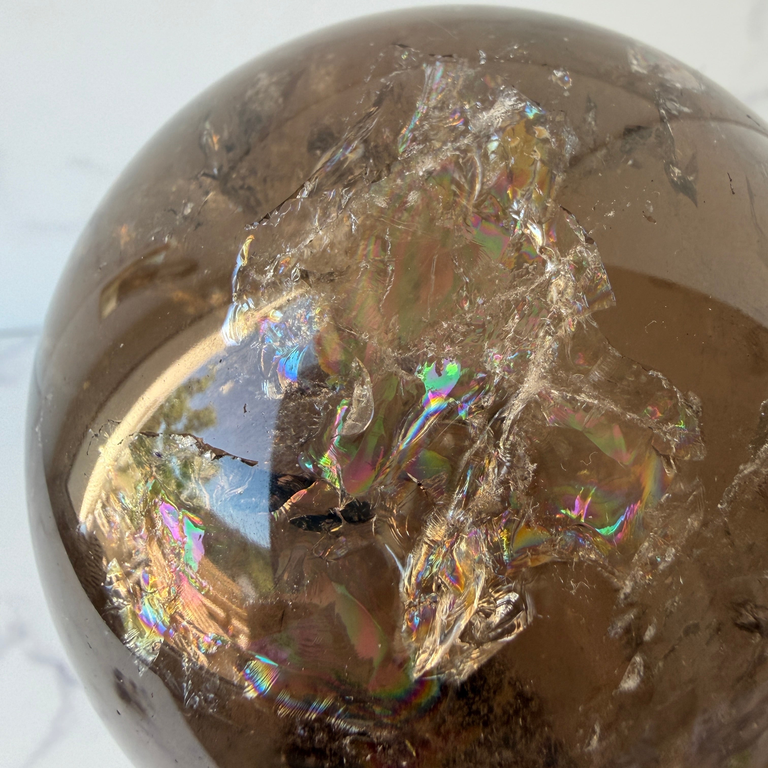 Große dunkle Rauchquarz Kristallkugel mit Regenbögen, Einzelstück