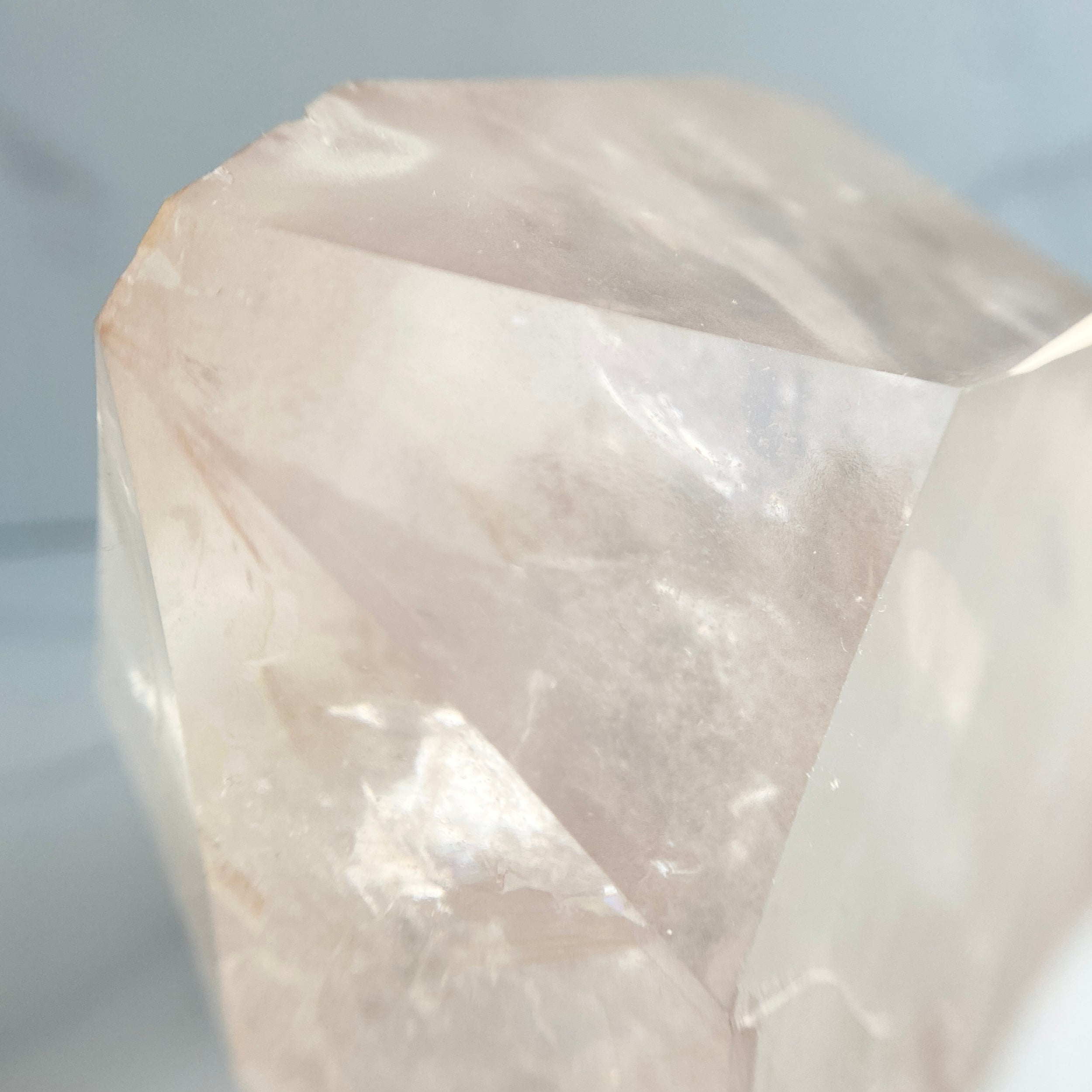 Bergkristall Naturspitze mit rosa Hämatit