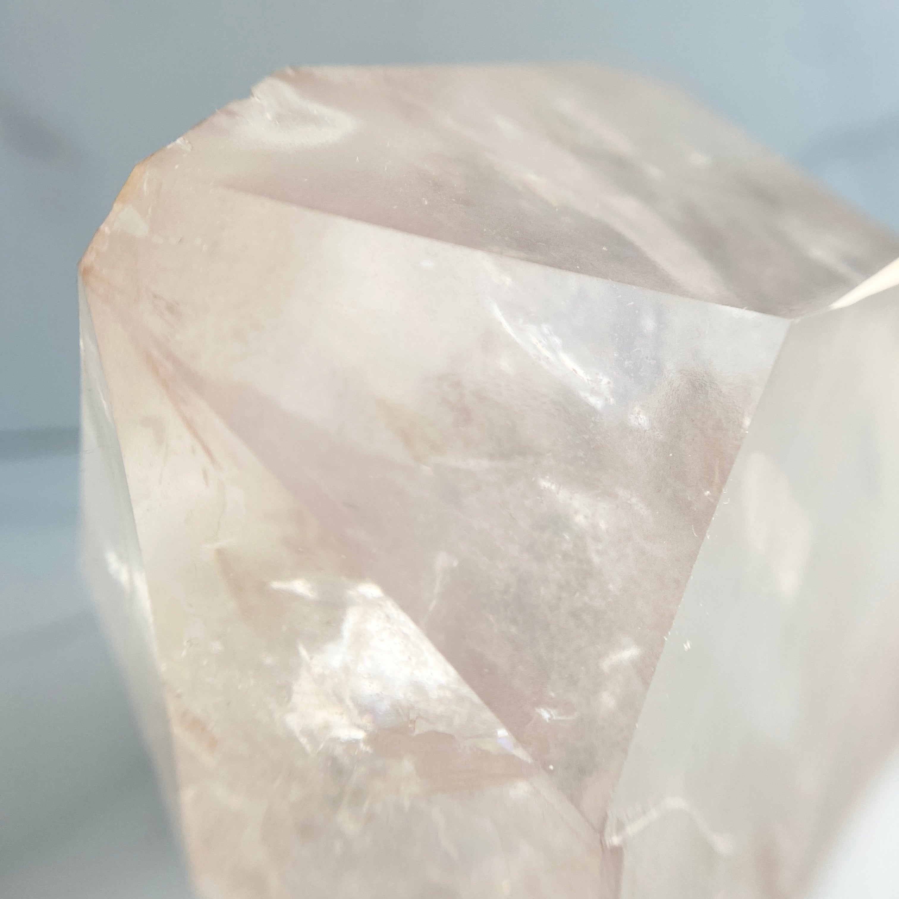 Bergkristall Naturspitze mit rosa Hämatit