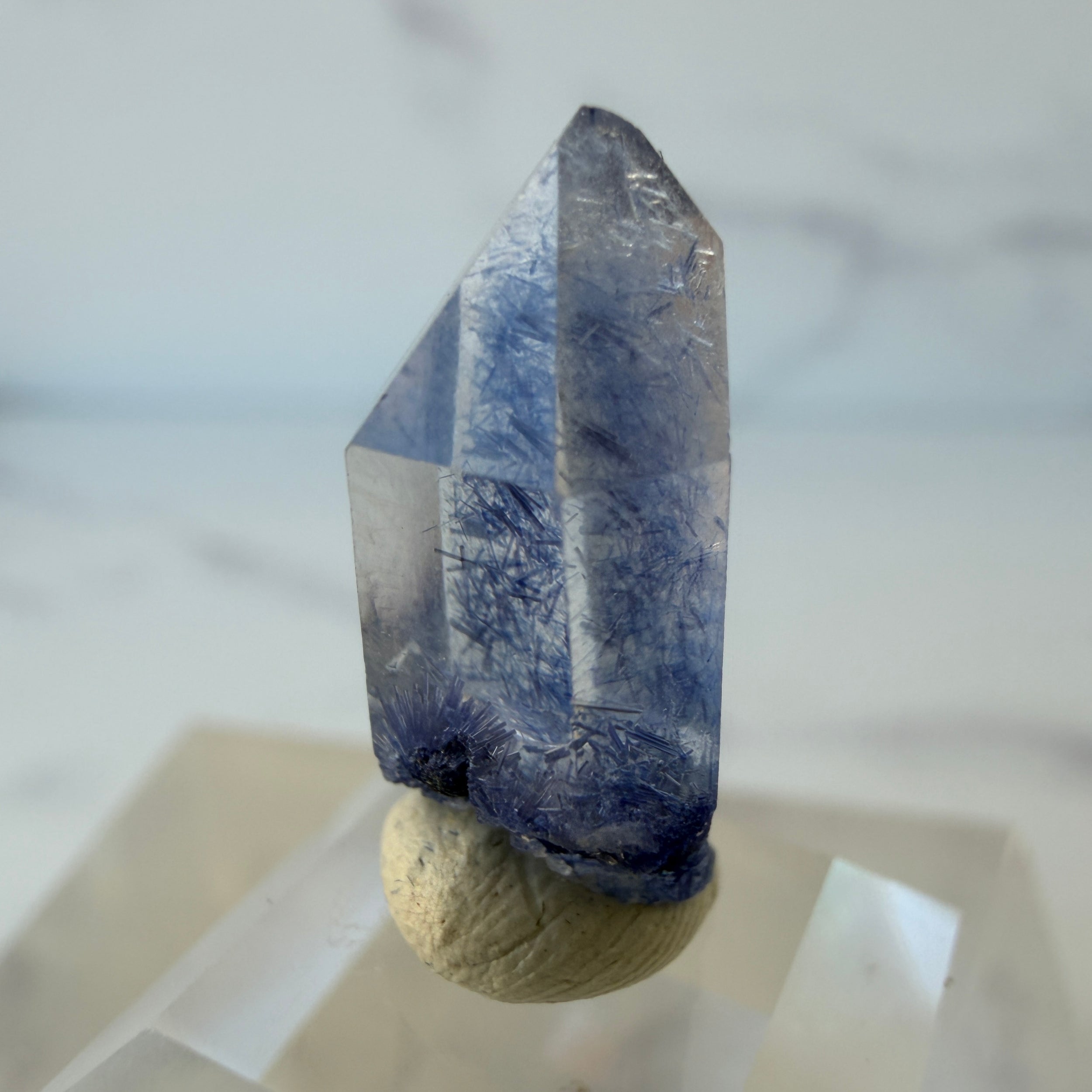Dumortierit in Quarz, Dumortieritquarz Spitze, Einzelstück