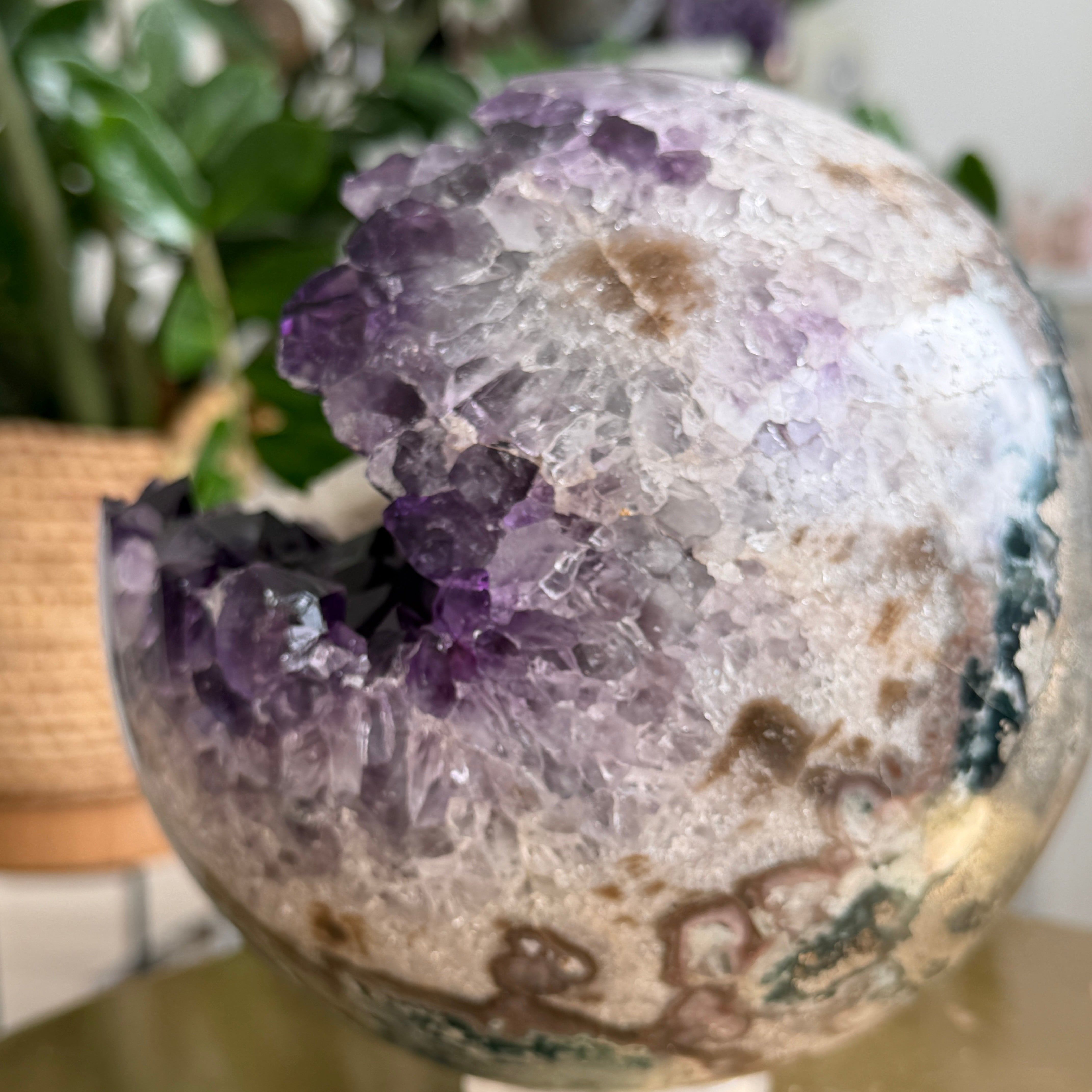 Große 17 cm Amethyst Kugel mit Calcit, Einzelstück