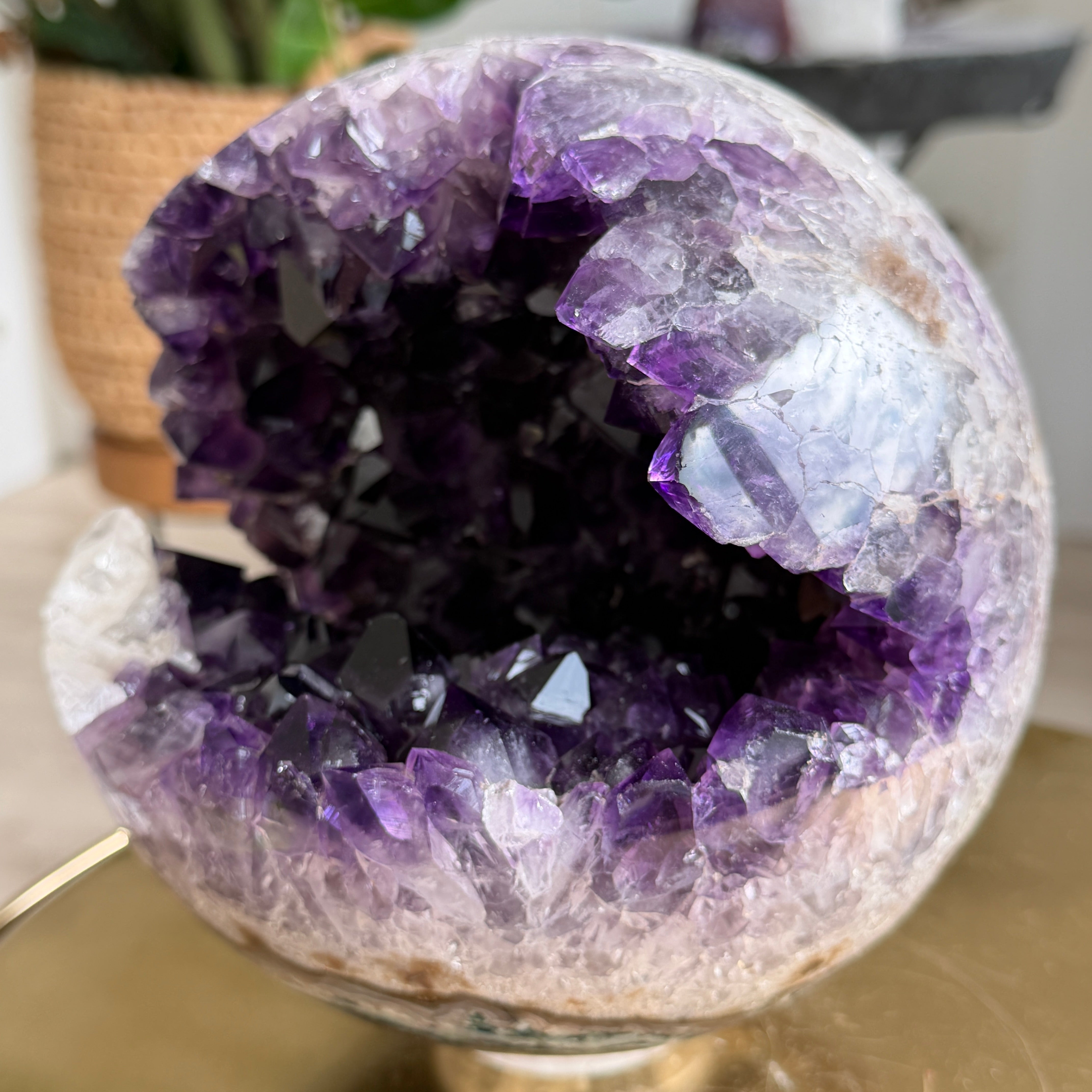 Große 17 cm Amethyst Kugel mit Calcit, Einzelstück
