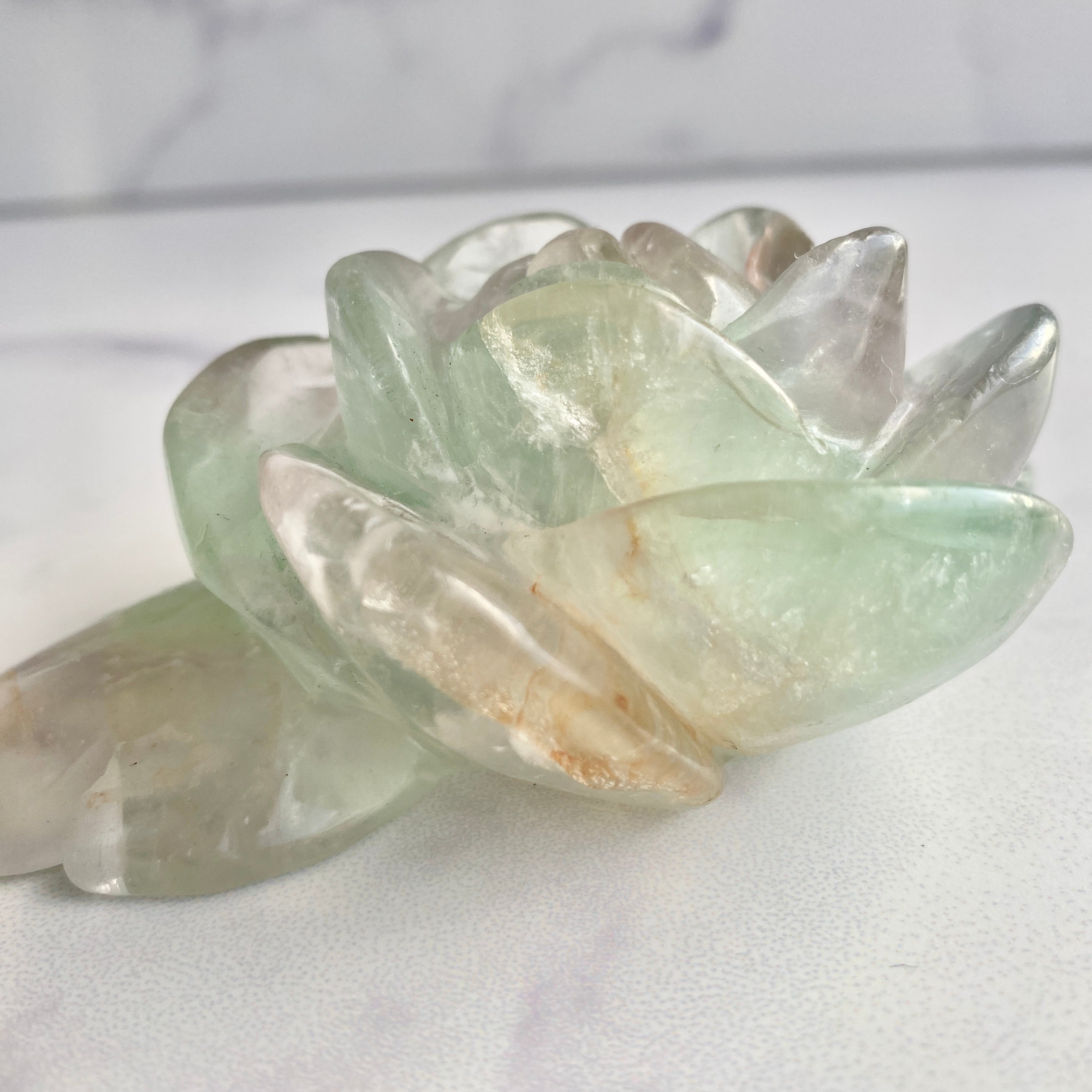 Farbenfrohe Fluorit Rose, Fluorit Carving