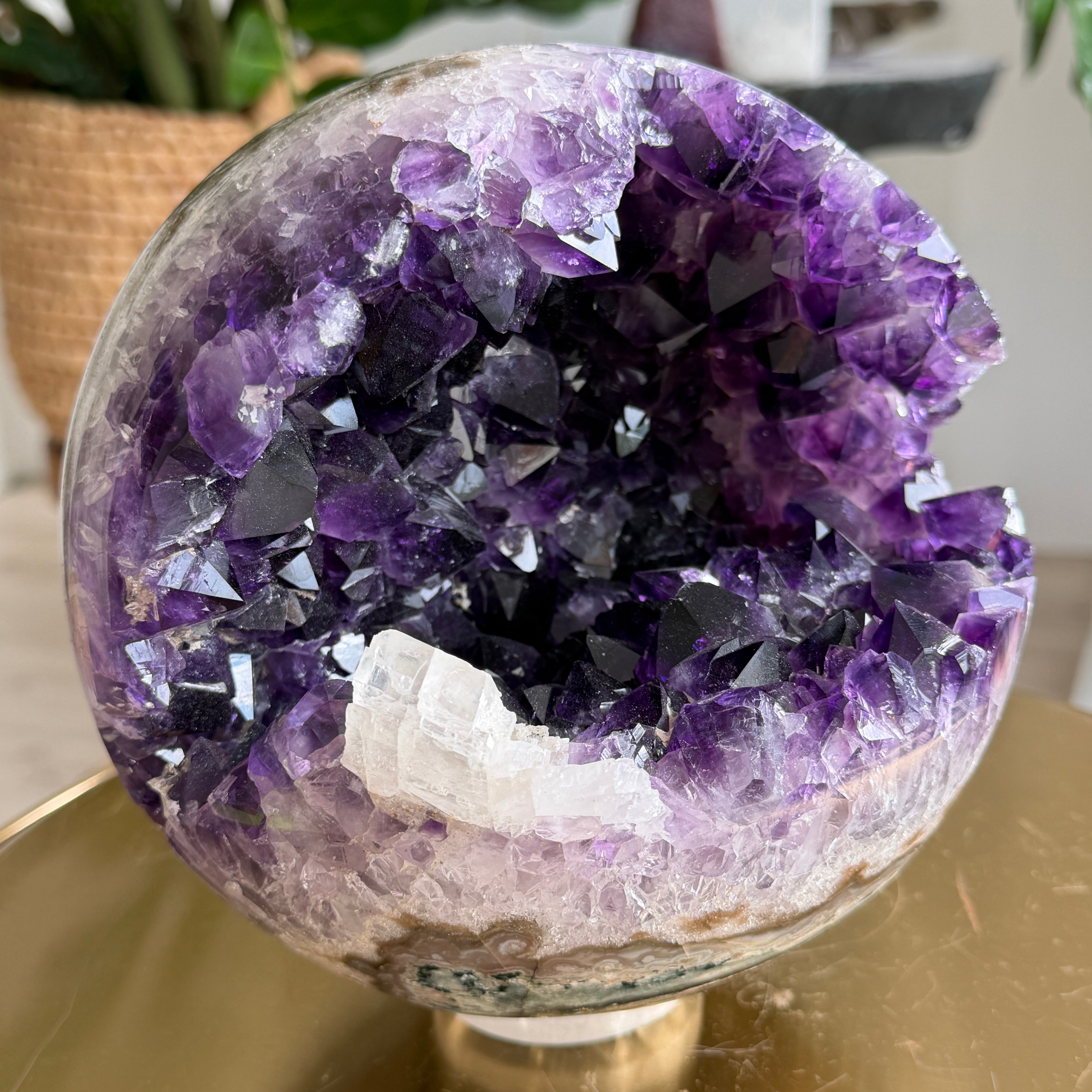 Große 17 cm Amethyst Kugel mit Calcit, Einzelstück
