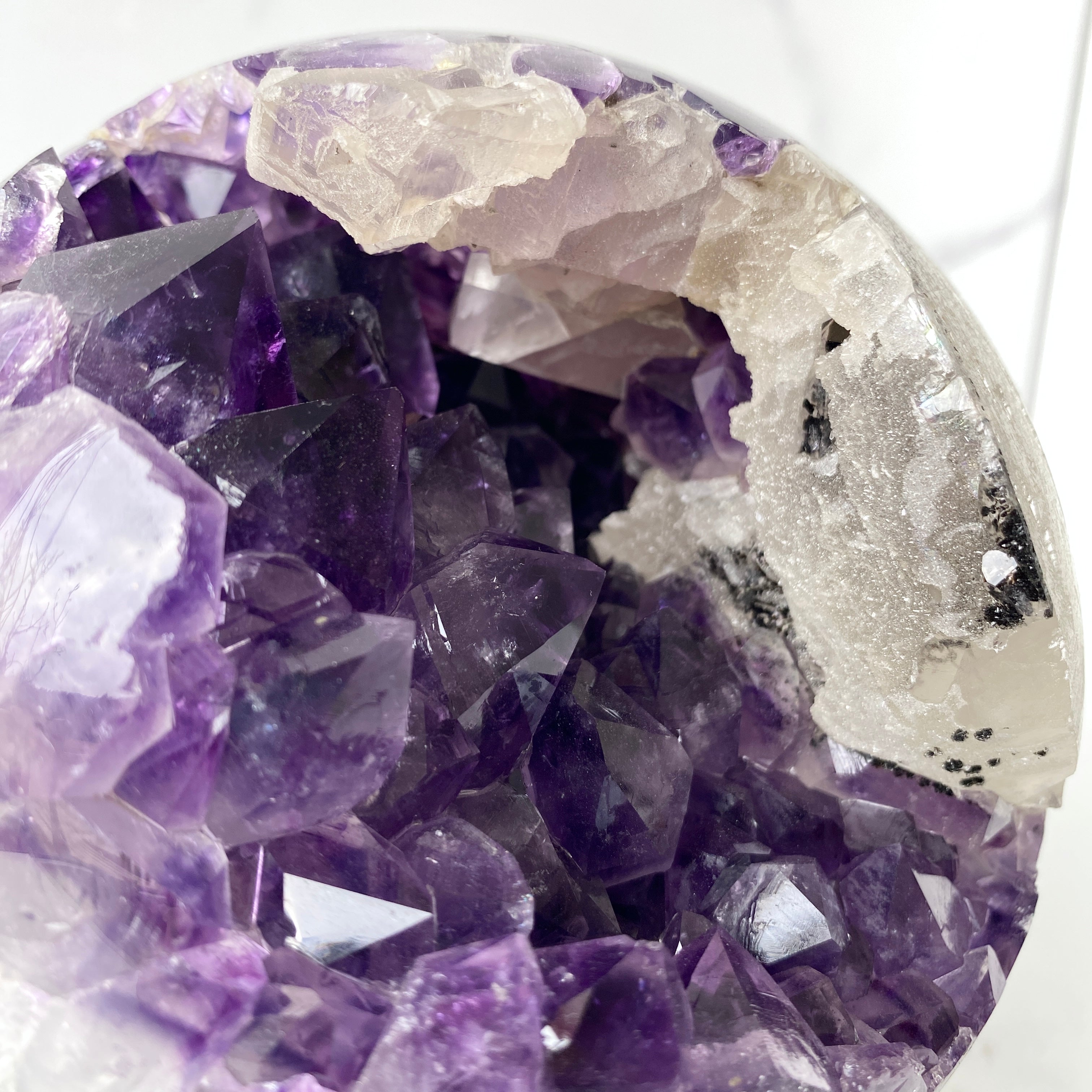 Große 13,5 cm sugar Calcit Amethyst Kugel, beleuchtbar