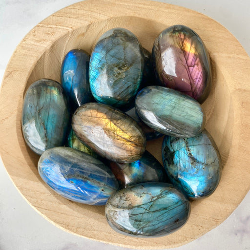 Labradorit Handschmeichler sunset mit Gold und Pink und Lila