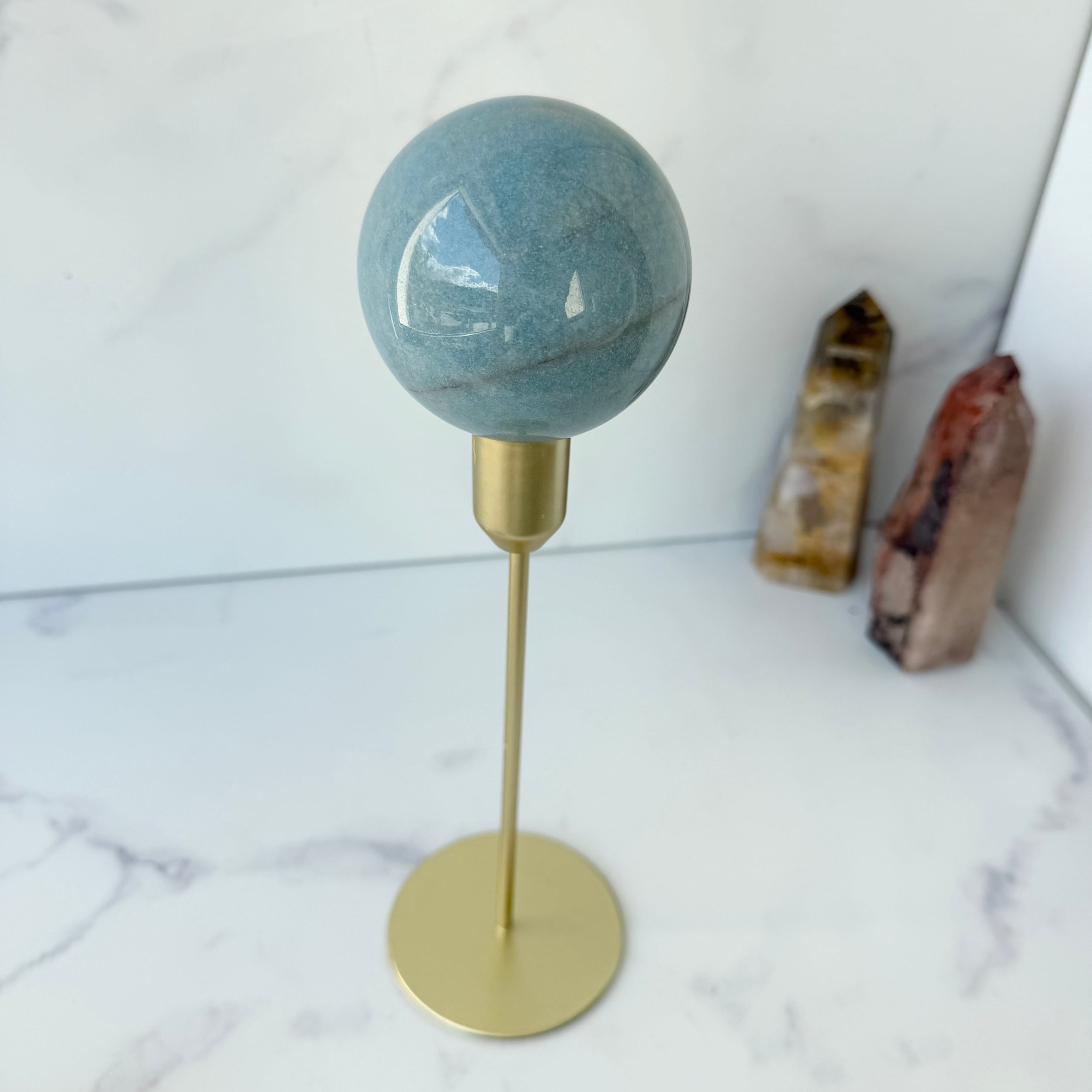 Trolleit Kugel in hellblau, babyblaue Kristallkugel, Einzelstück