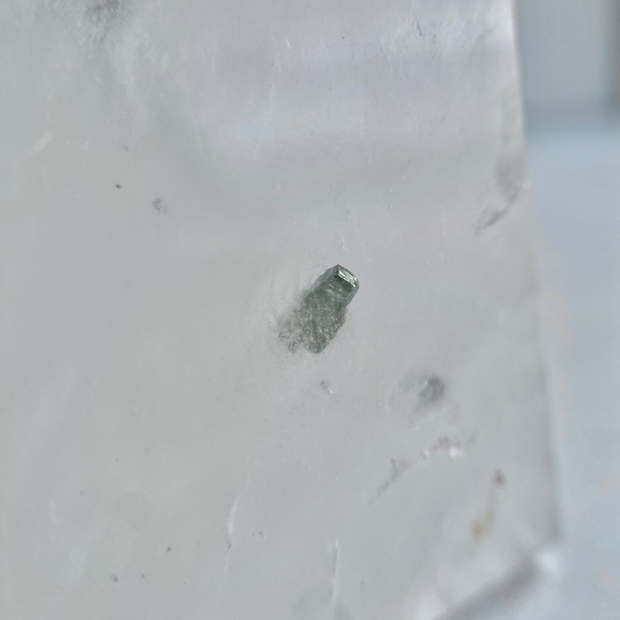 Pyrit in Bergkristall, Pyriteinschluss in Quarz