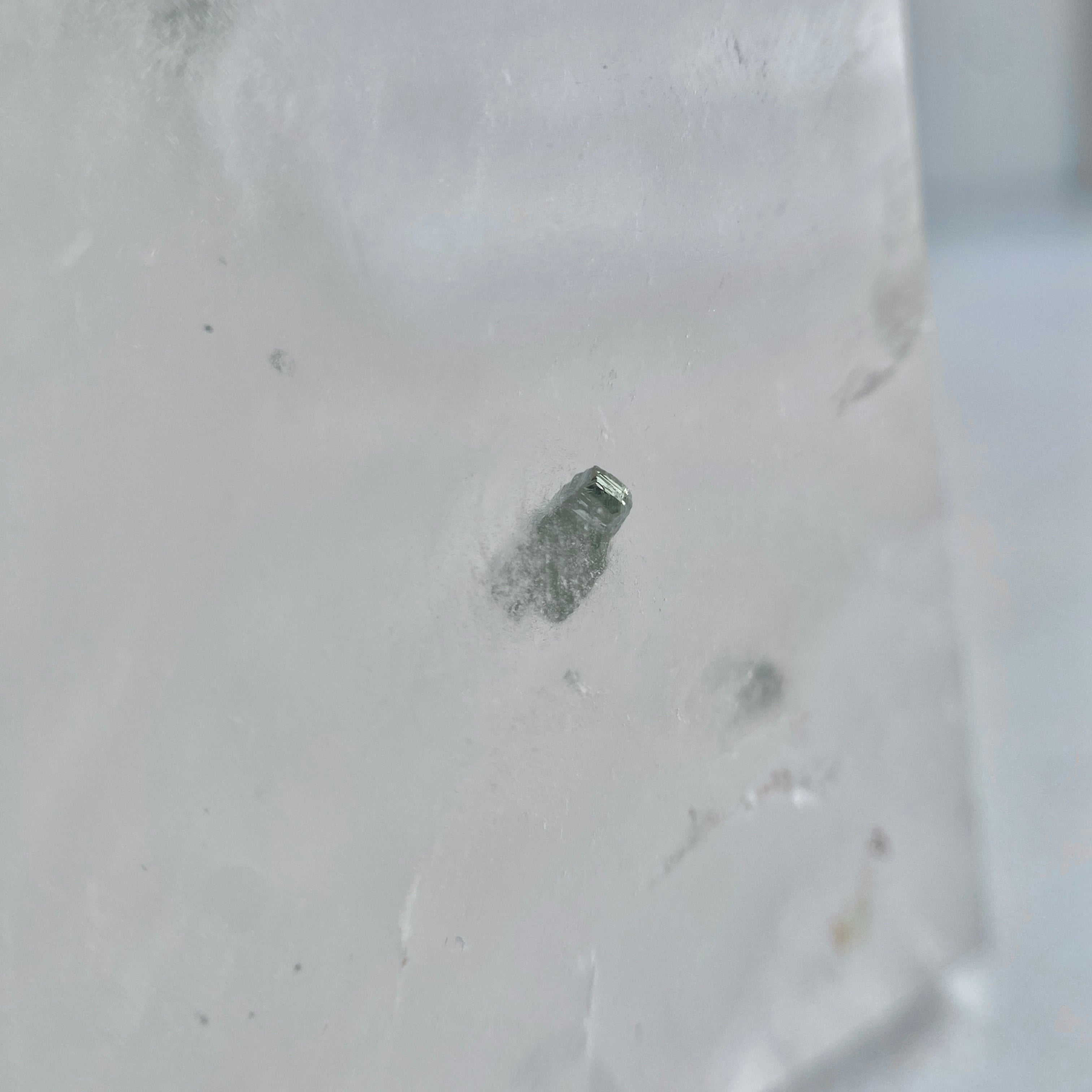 Pyrit in Bergkristall, Pyriteinschluss in Quarz