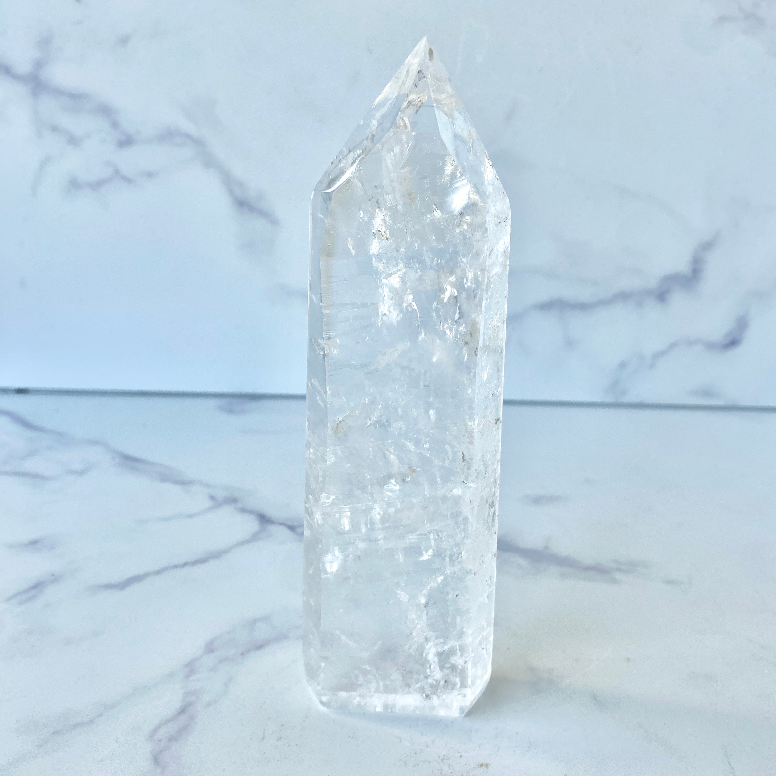 Bergkristall Turm mit naturbelassener Seite