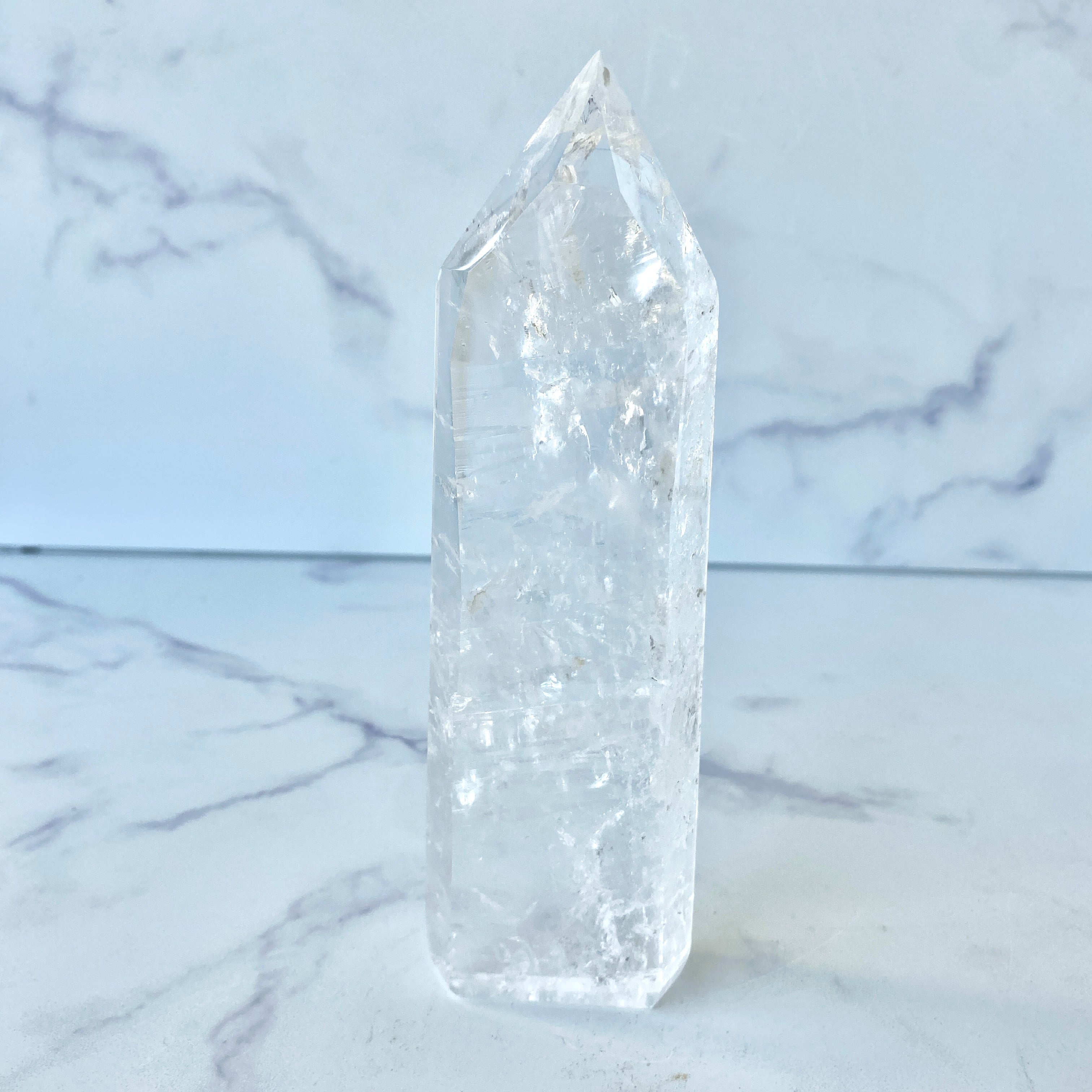 Bergkristall Turm mit naturbelassener Seite