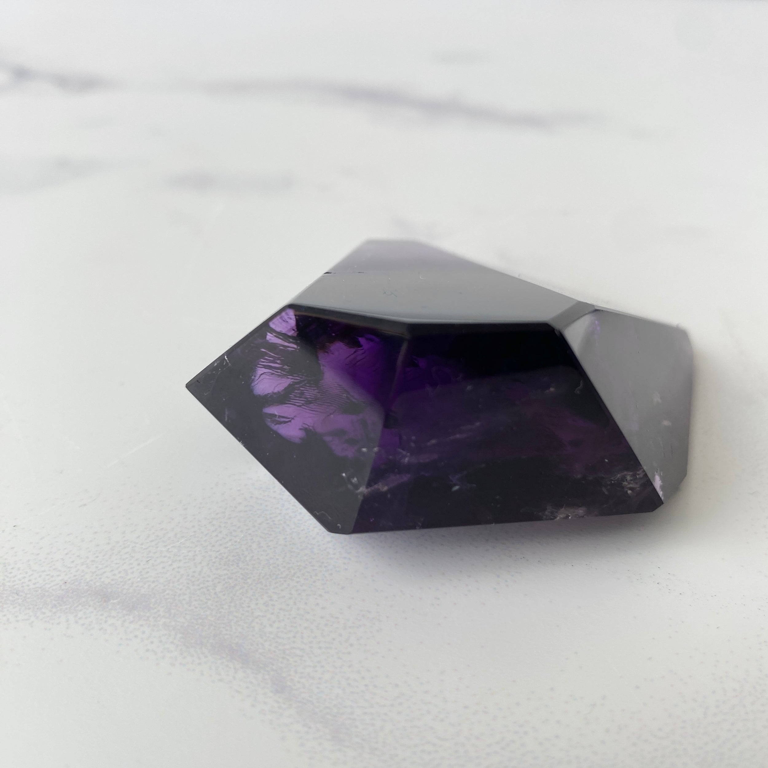 Amethyst Freiform in dunklem Lila