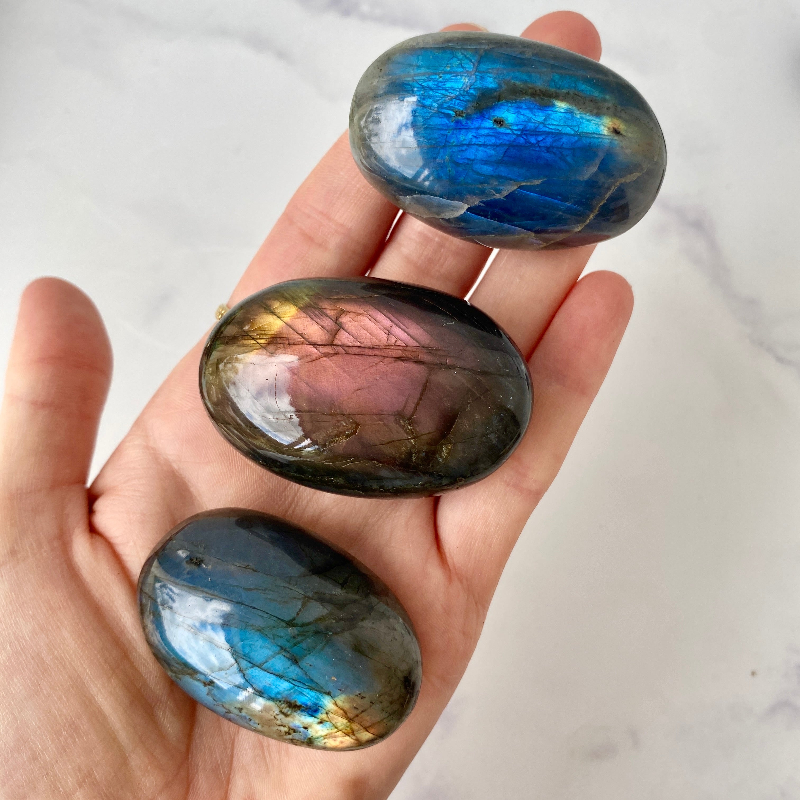 Labradorit handschmeichler mit pink und blau und gold sowie grün