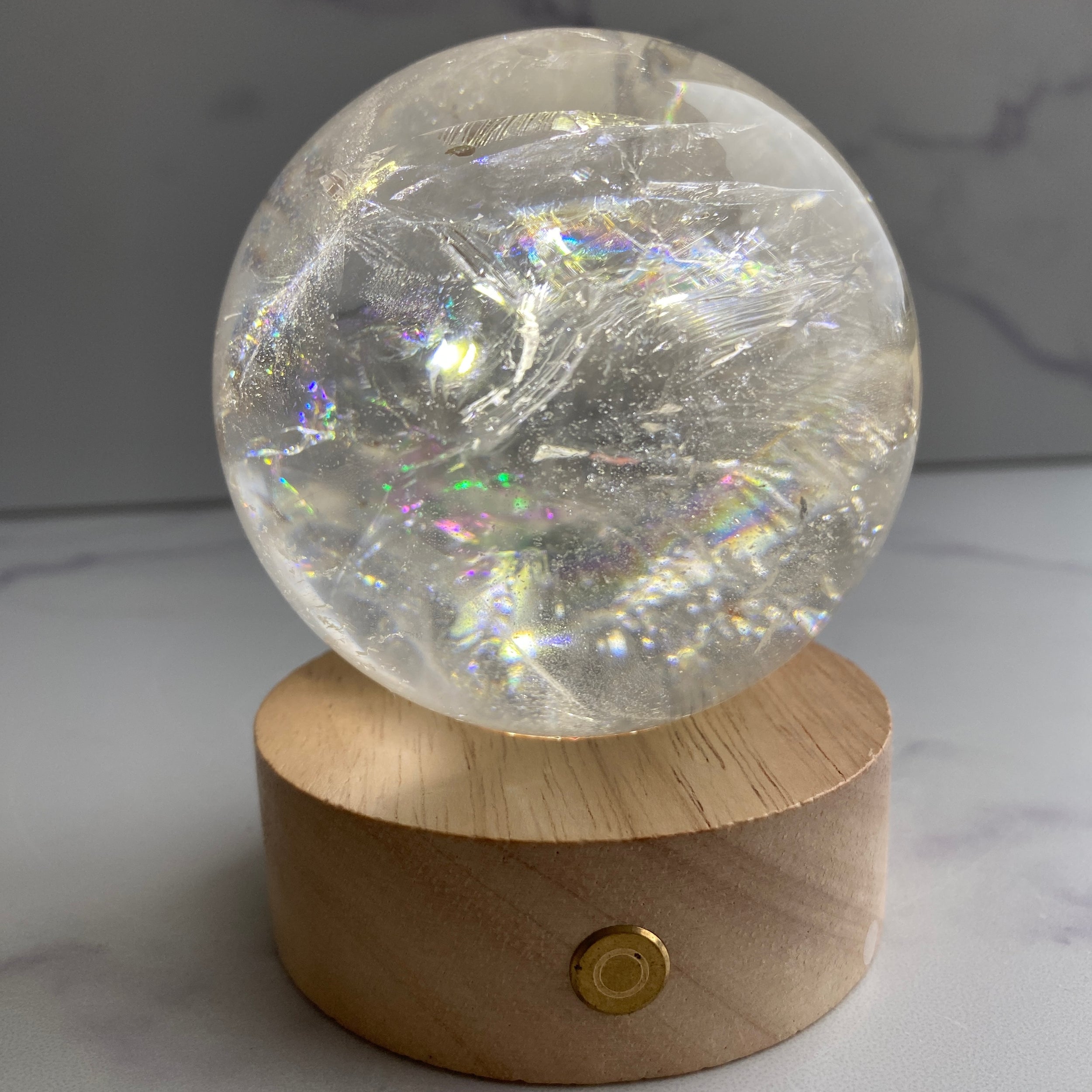 transparente Bergkristallkugel mit Regenbögen