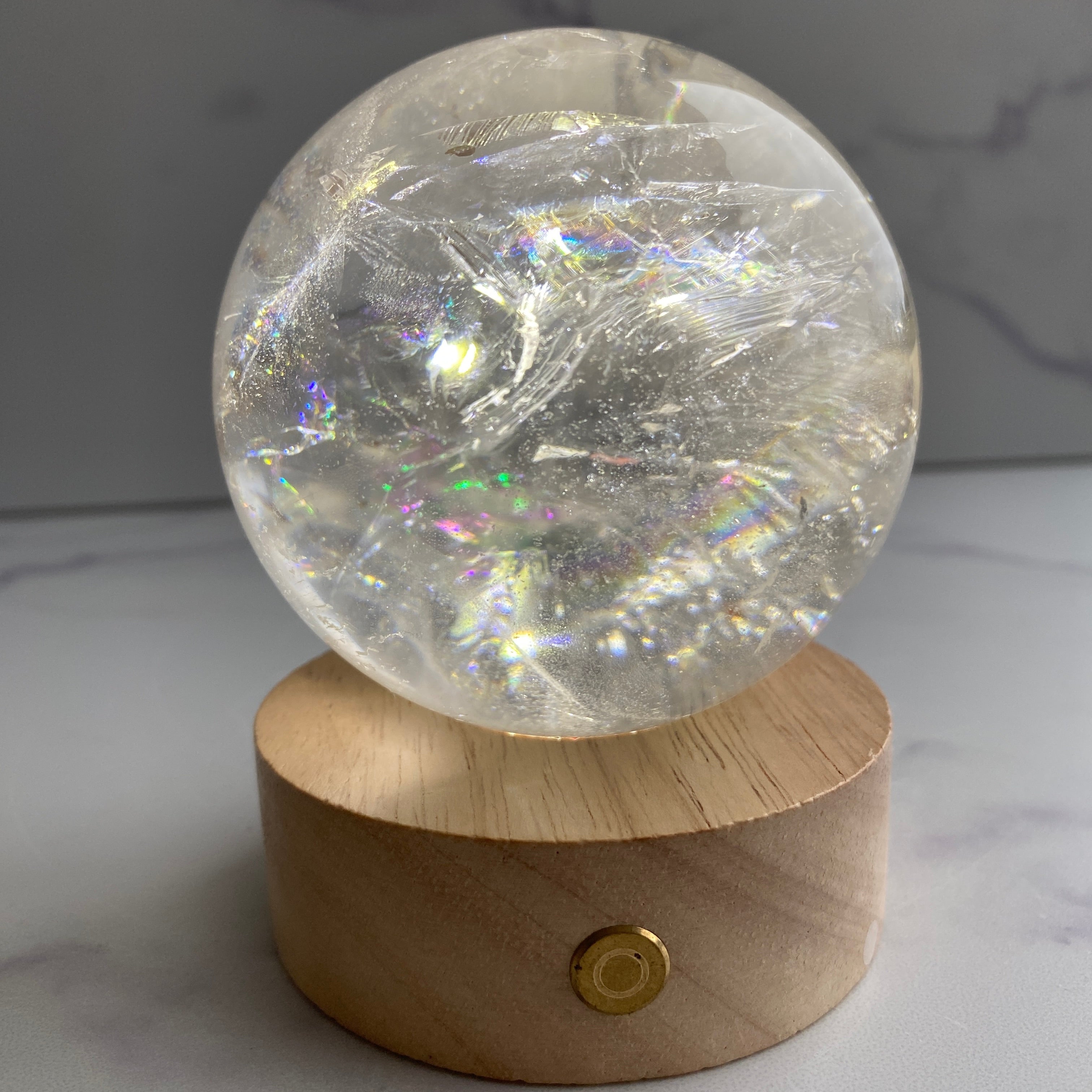 transparente Bergkristallkugel mit Regenbögen