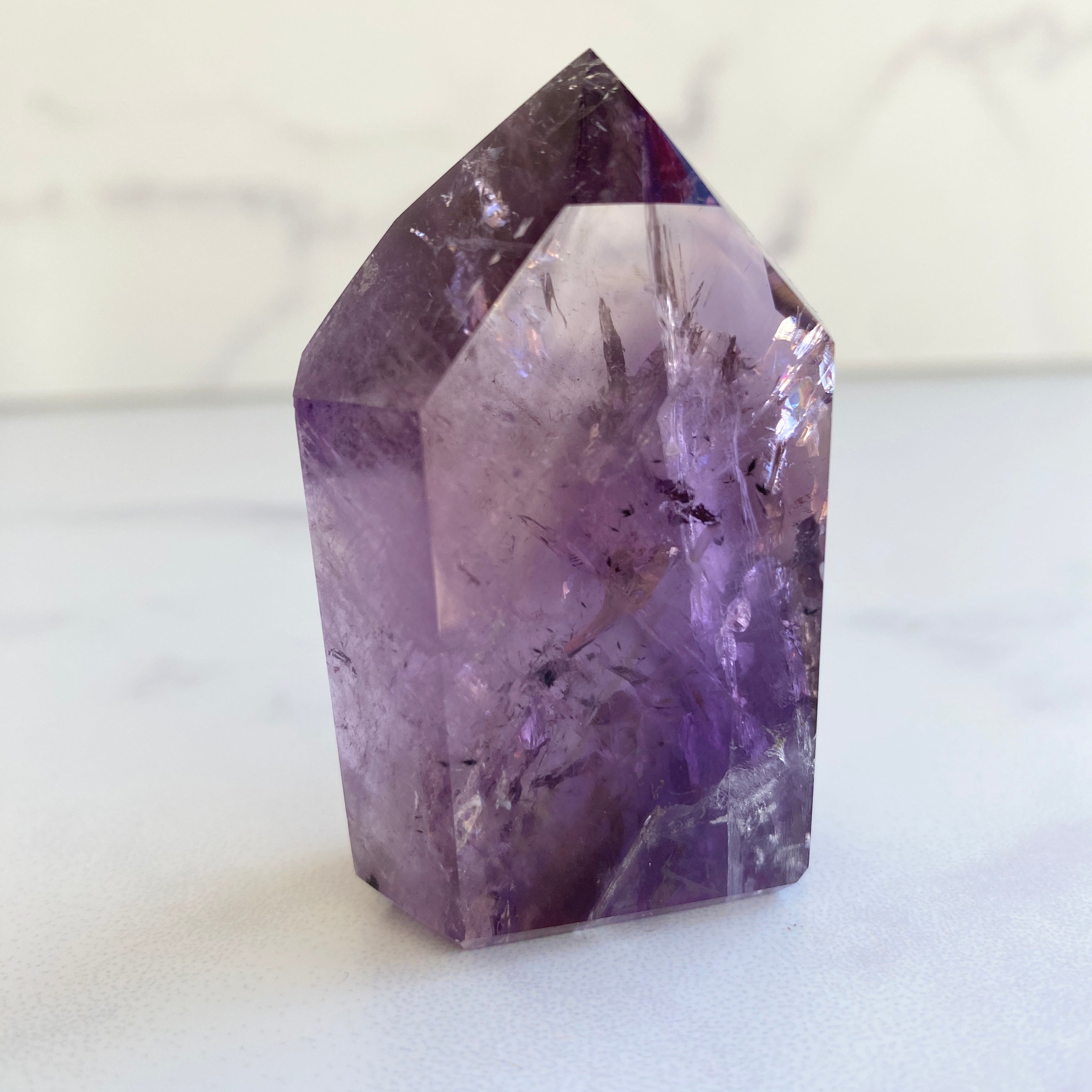 Klarer Amethyst Turm mit Hollanditeinschlüssen