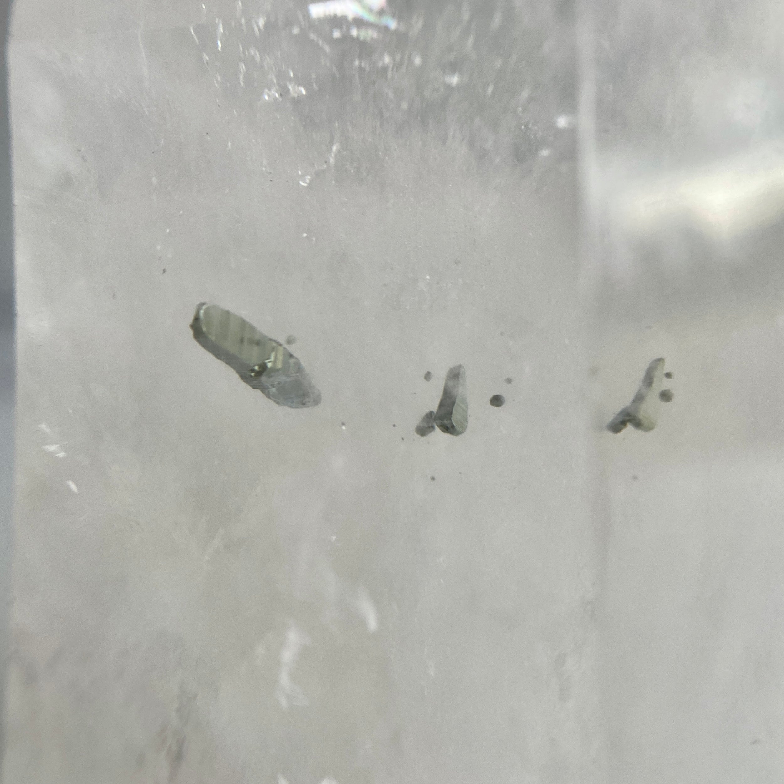 Pyrit in Bergkristall, Pyriteinschluss in Quarz