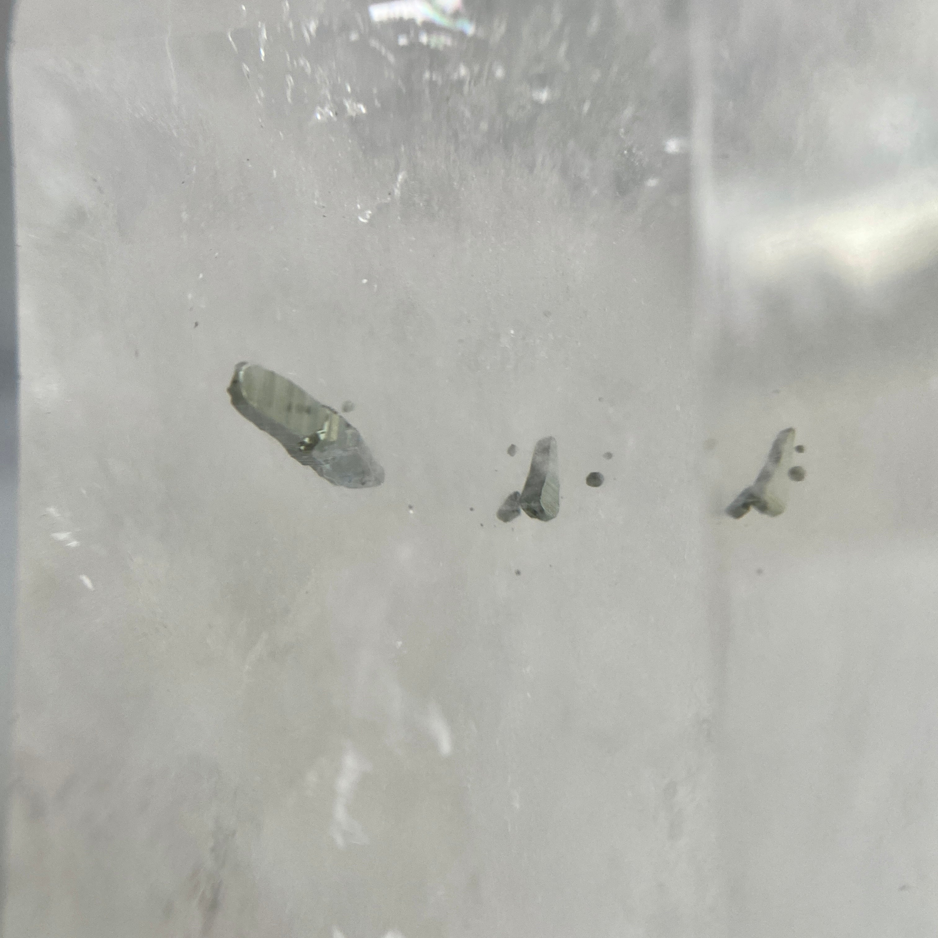 Pyrit in Bergkristall, Pyriteinschluss in Quarz