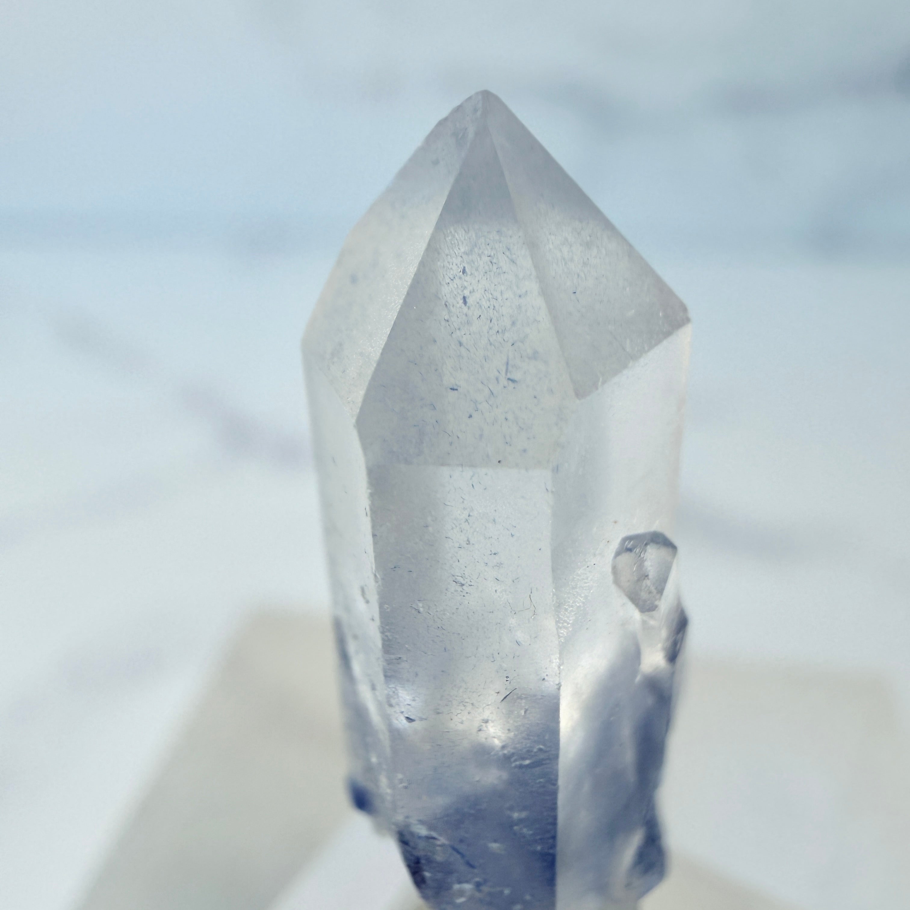 Dumortierit in Quarz, Dumortieritquarz Spitze, Einzelstück