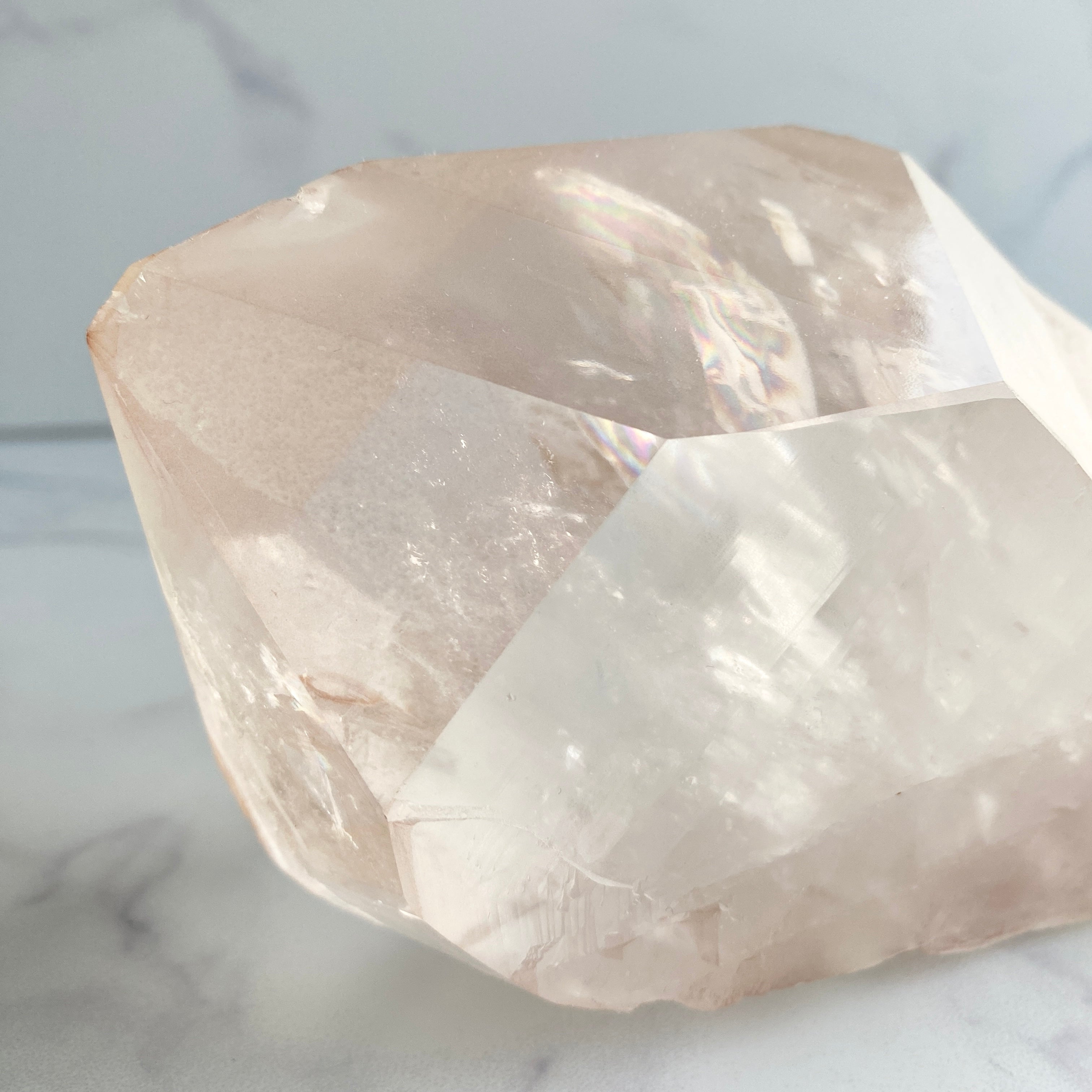 Bergkristall Naturspitze mit rosa Hämatit