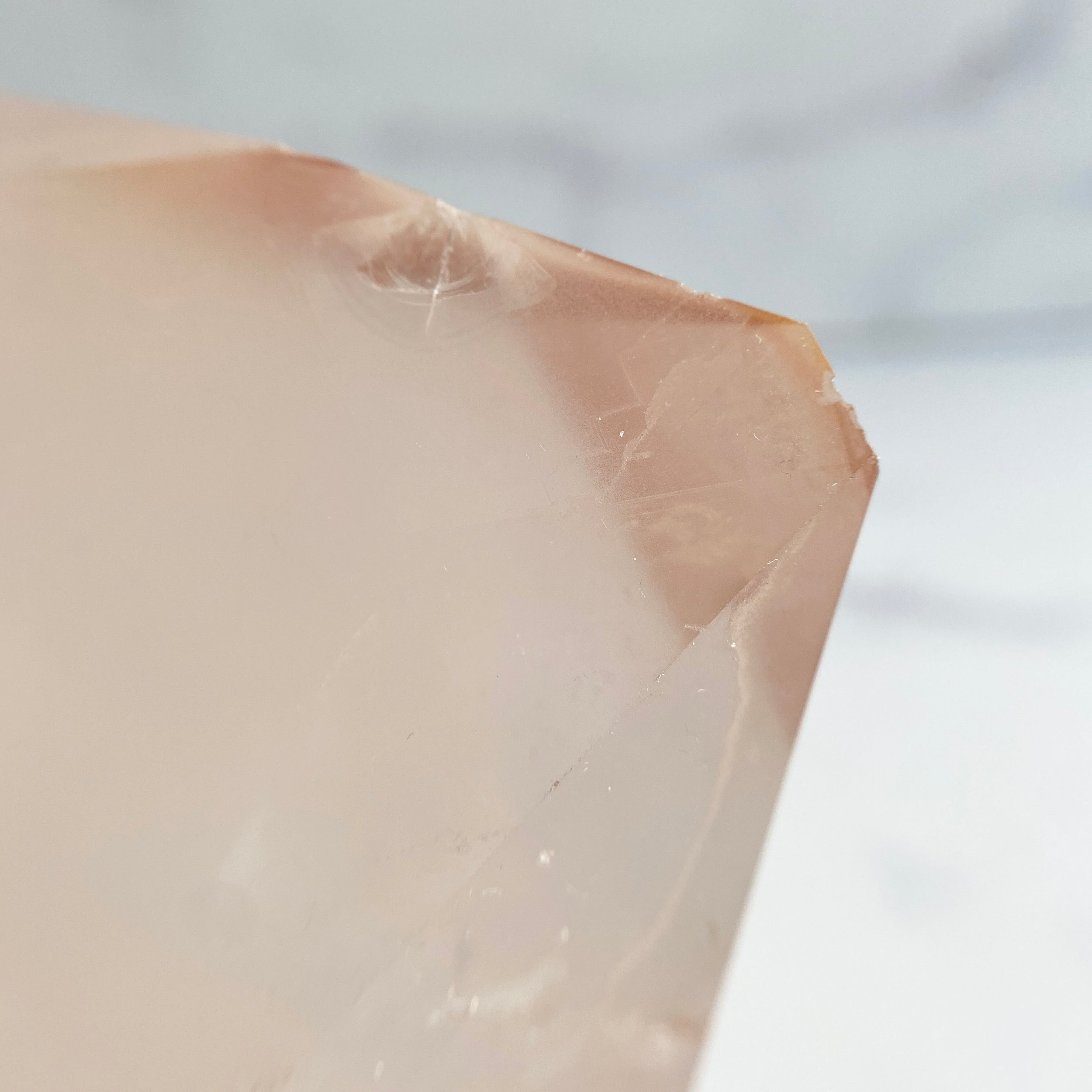 Bergkristall Naturspitze mit rosa Hämatit