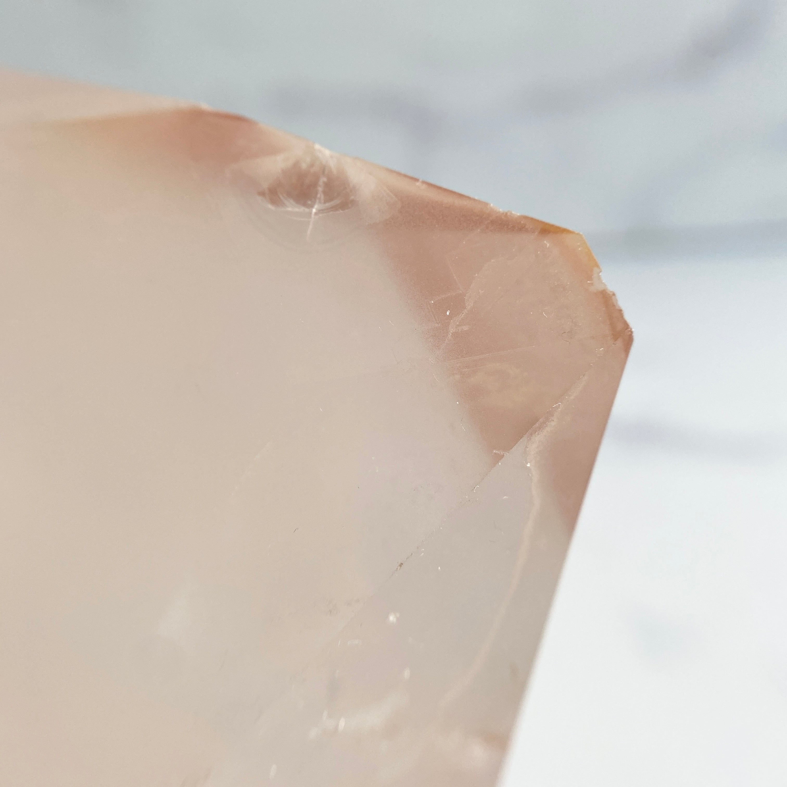 Bergkristall Naturspitze mit rosa Hämatit