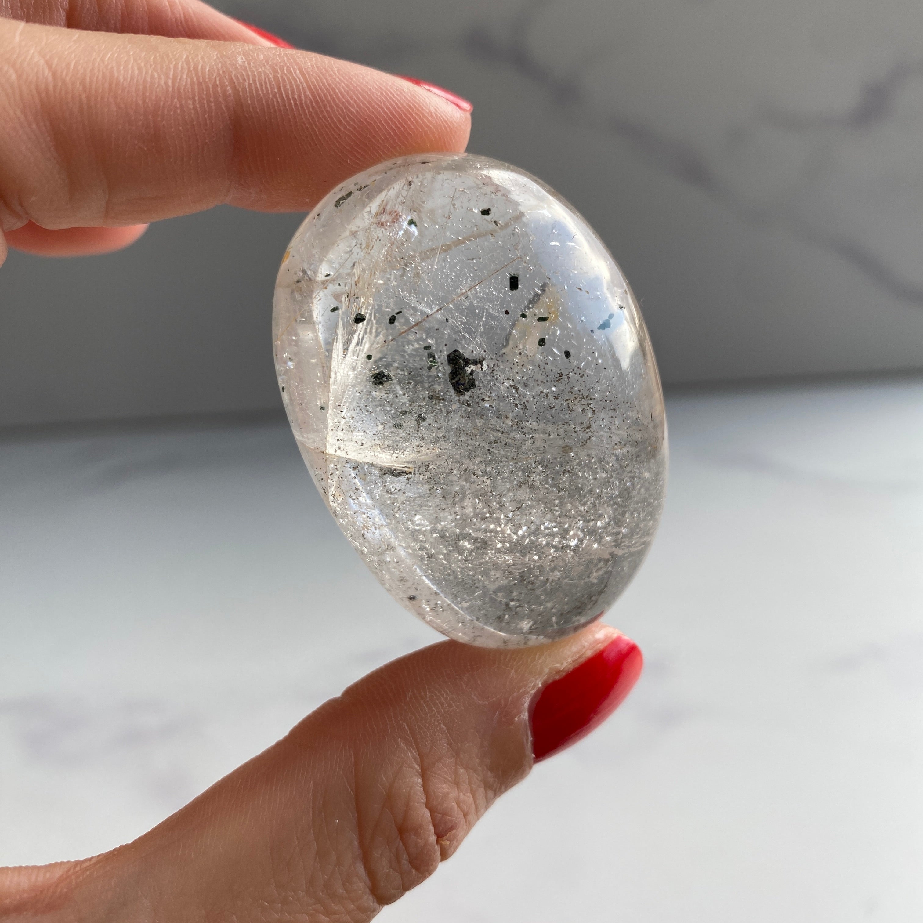 Bergkristall Handschmeichler mit Pyrit Einschlüssen