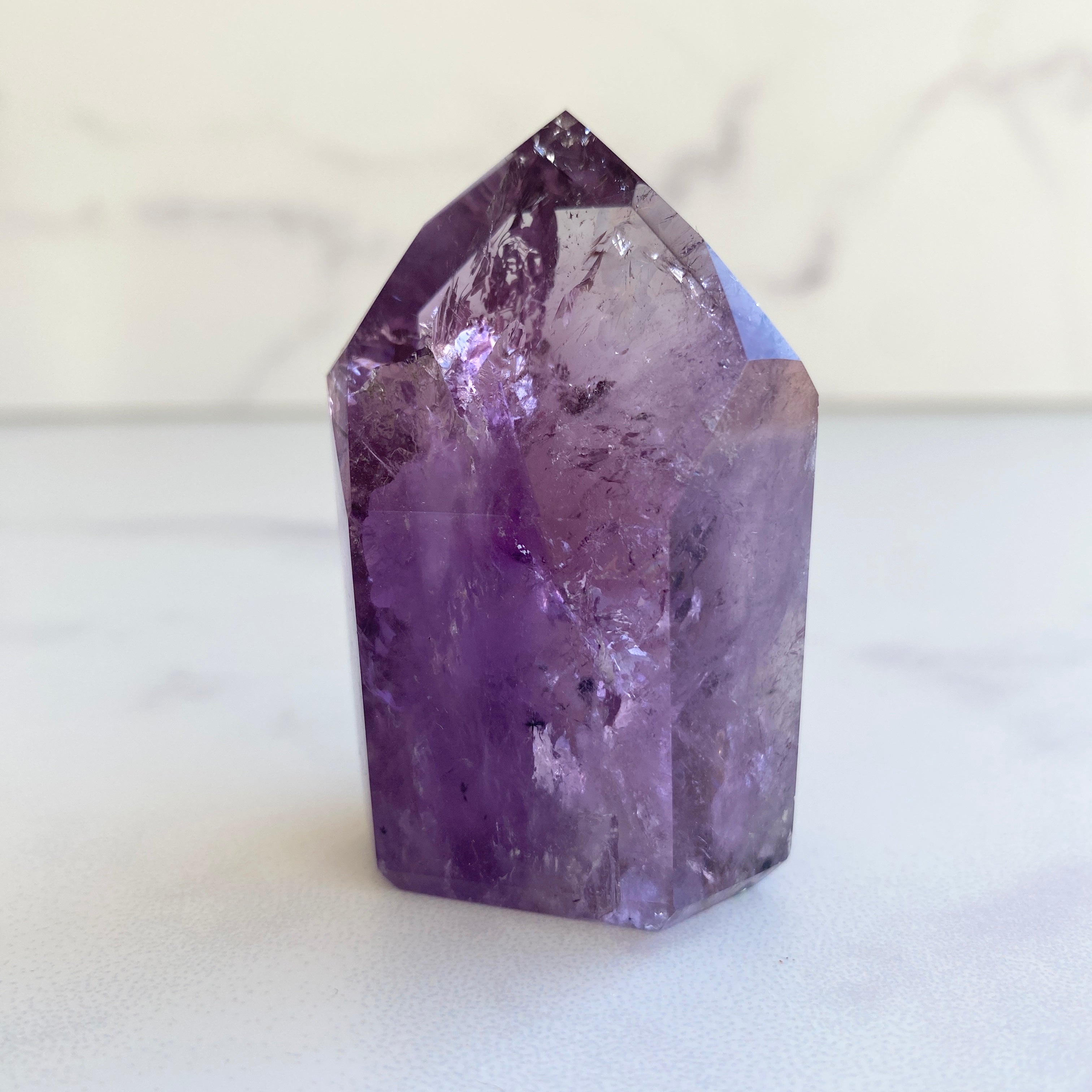 Klarer Amethyst Turm mit Hollanditeinschlüssen