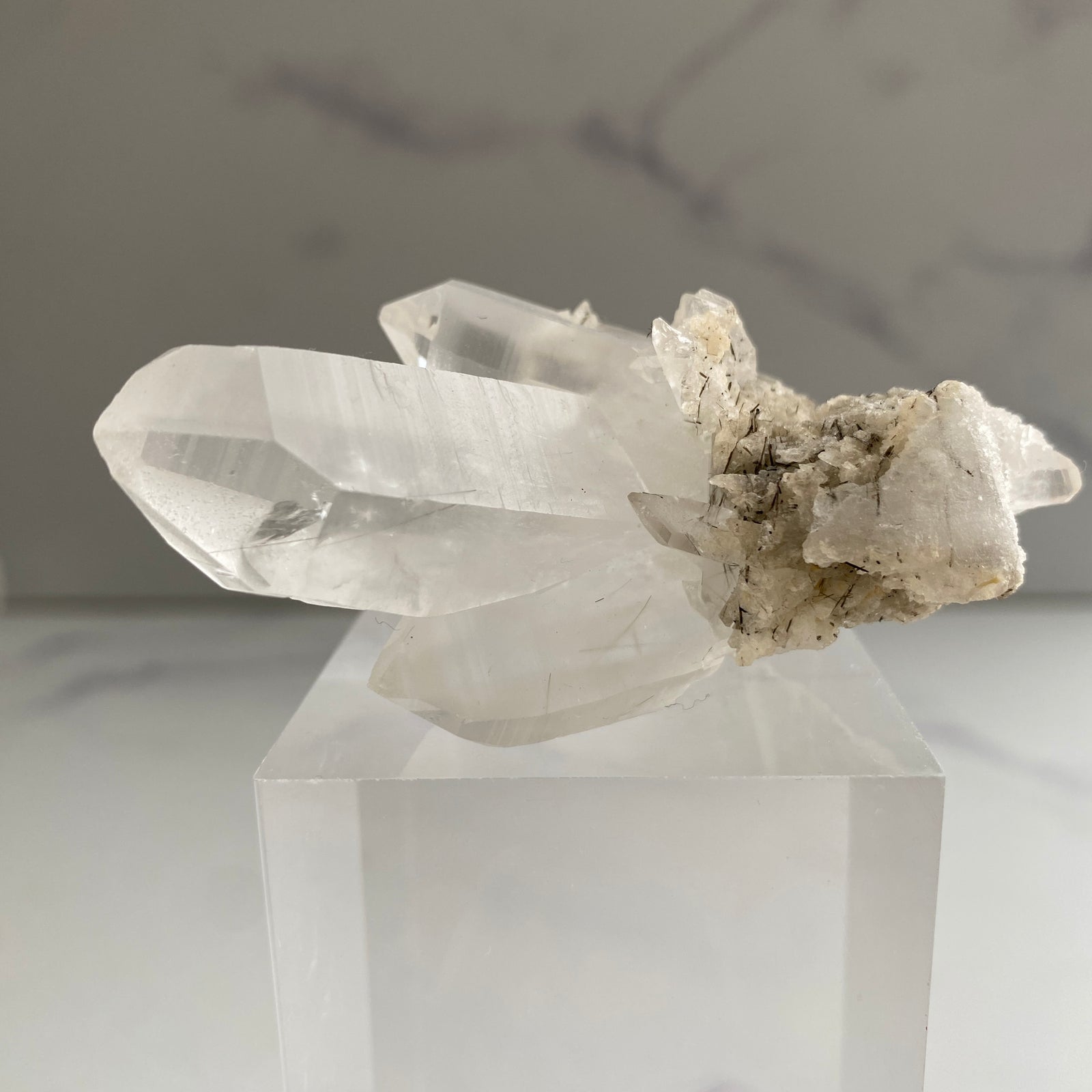 Schwarzer Rutilquarz innen und außen vom Bergkristall