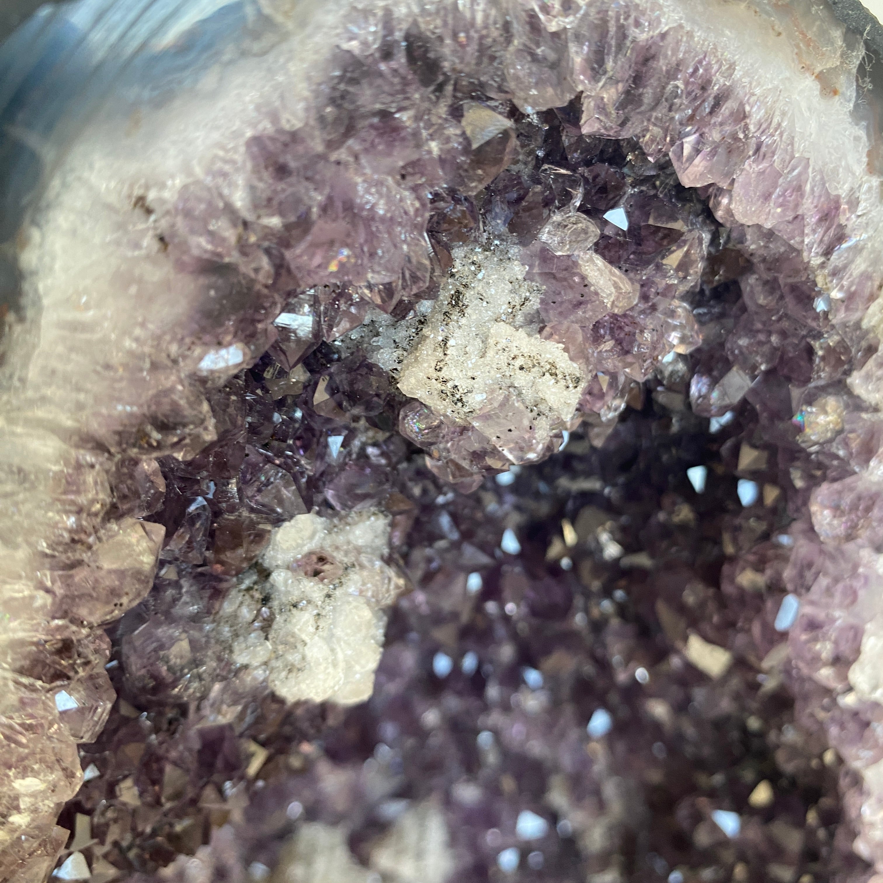 Amethyst Druse Cathedral mit Calcit